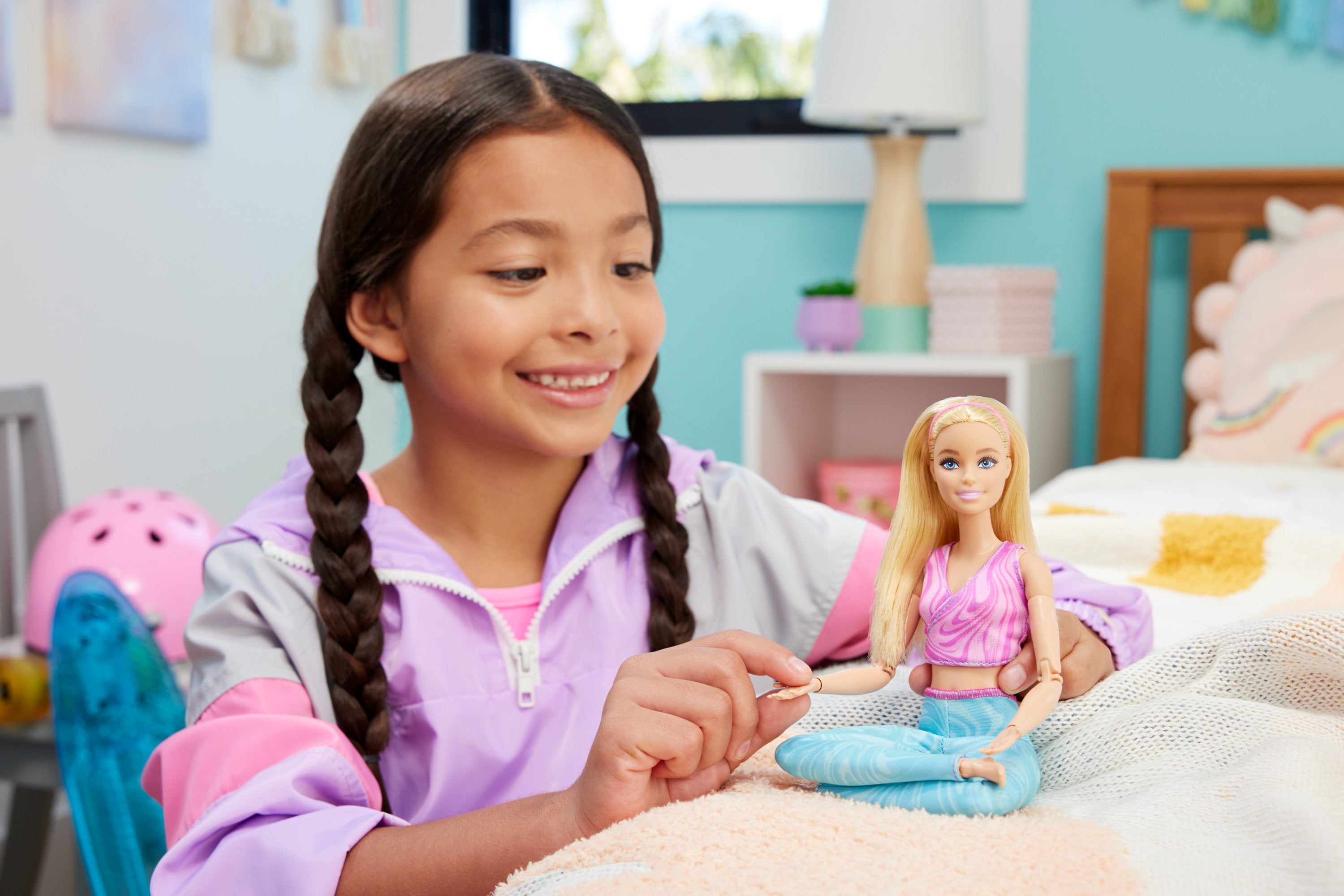 Muñeca Mattel Barbie Made To Move Con Top Deportivo Rosa Y Pantalones De Yoga Azules