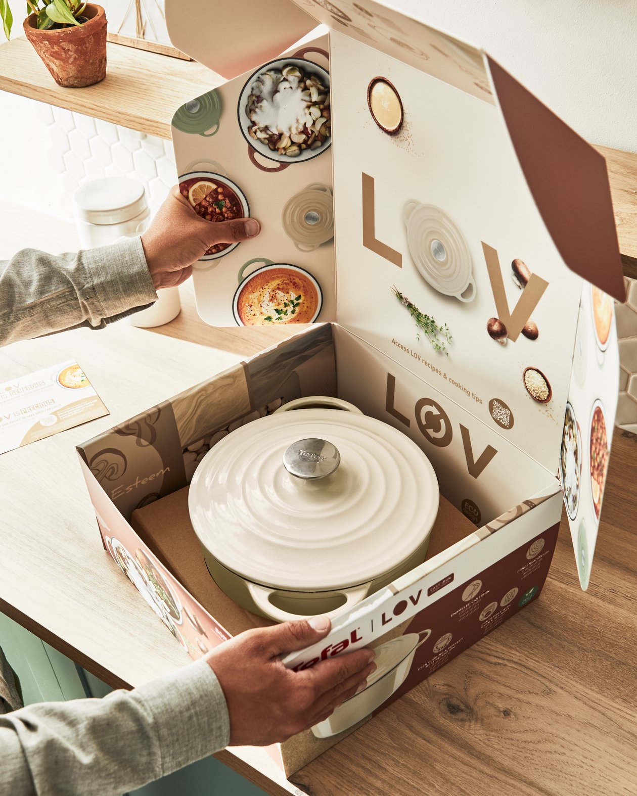 Tefal Servierpfanne Lov Gusseisen Ø 28cm (Beige, Mit Deckel, 3,8 Liter) E25972