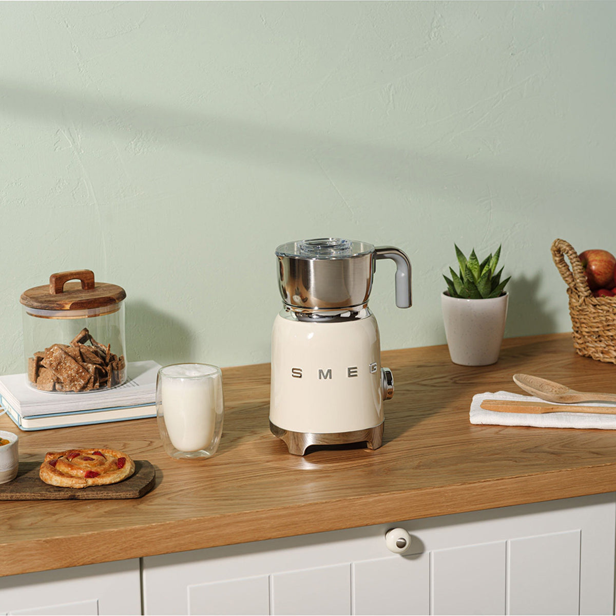 EAN 8017709316075 - Smeg MFF11CREU espumador o calentador de leche Calentador/espumador de leche automático Crema de color imagen 11