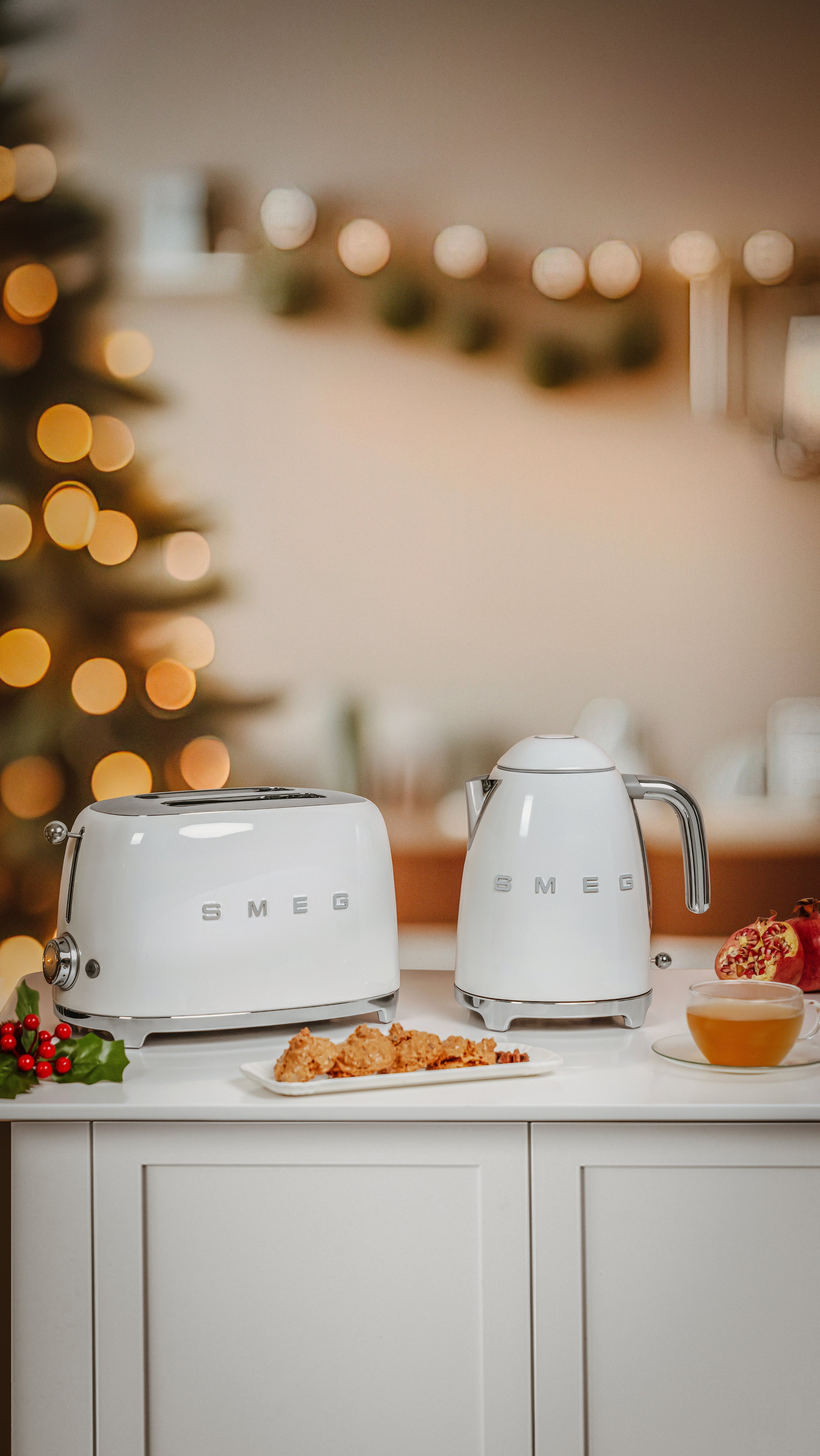 EAN 8017709230999 - Smeg KLF03WHEU tetera eléctrica 1,7 L 2400 W Blanco imagen 5