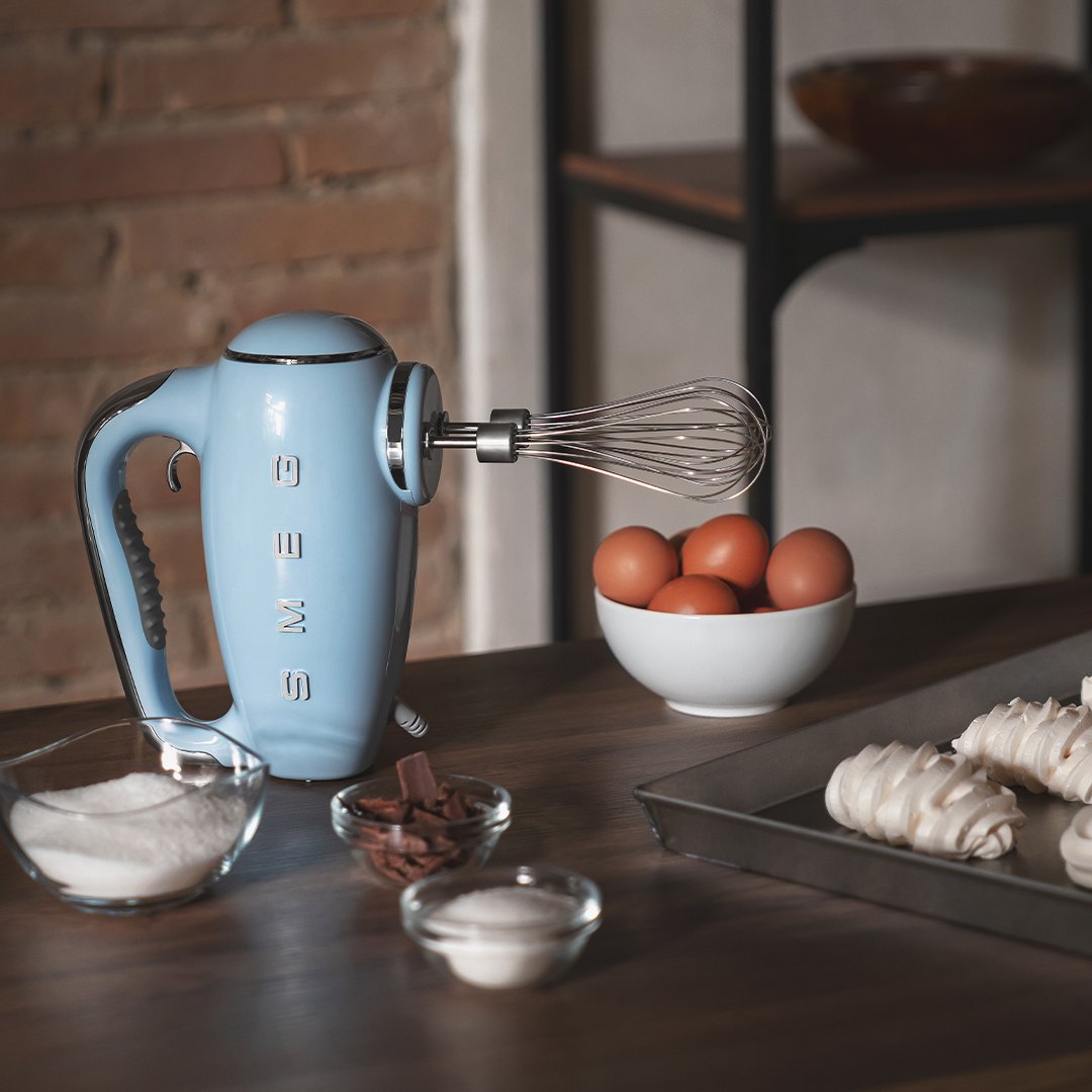 EAN 8017709301842 - Smeg HMF01PBEU batidora Batidora de mano 250 W Azul imagen 14