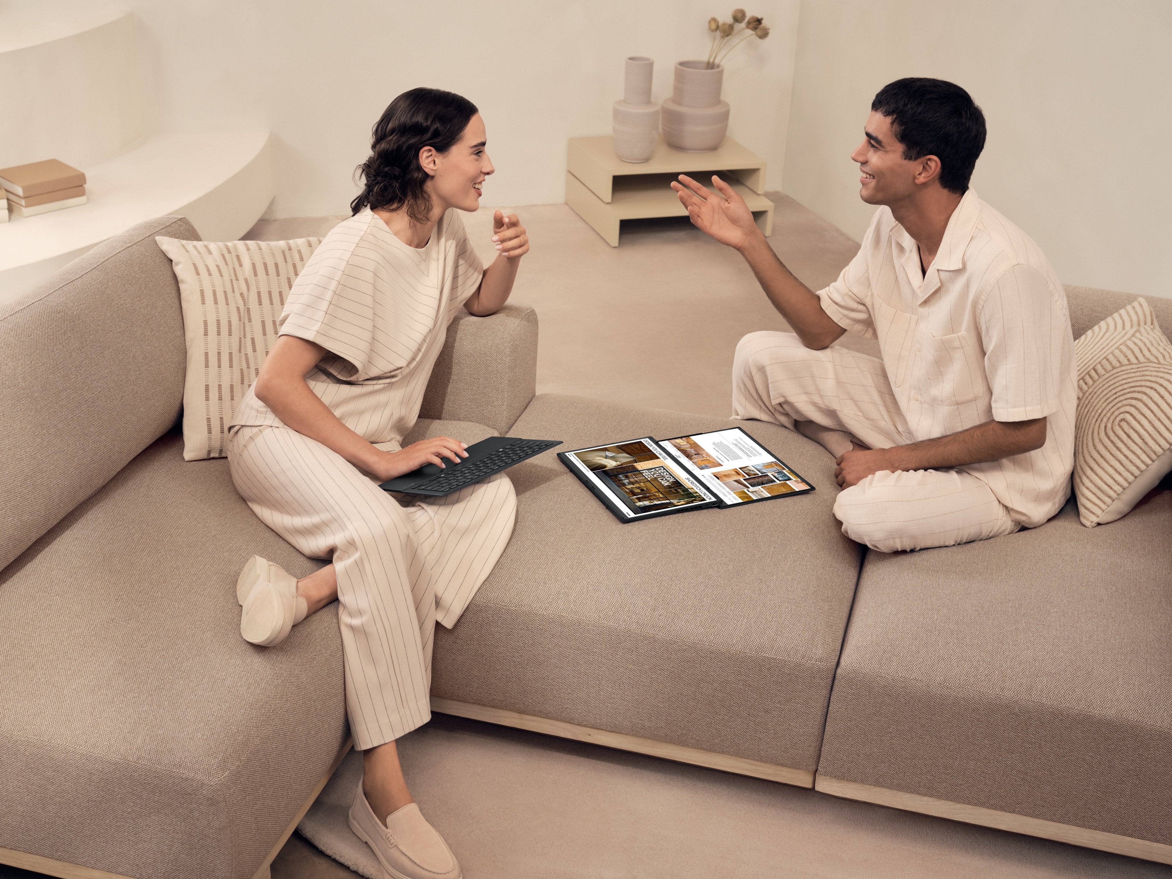 EAN 4711387819678 - ASUS Zenbook Duo UX8406CA-PZ152W Híbrido (2-en-1) 35,6 cm (14") Pantalla táctil WQXGA+ LPDDR5x-SDRAM Wi-F imagen 17