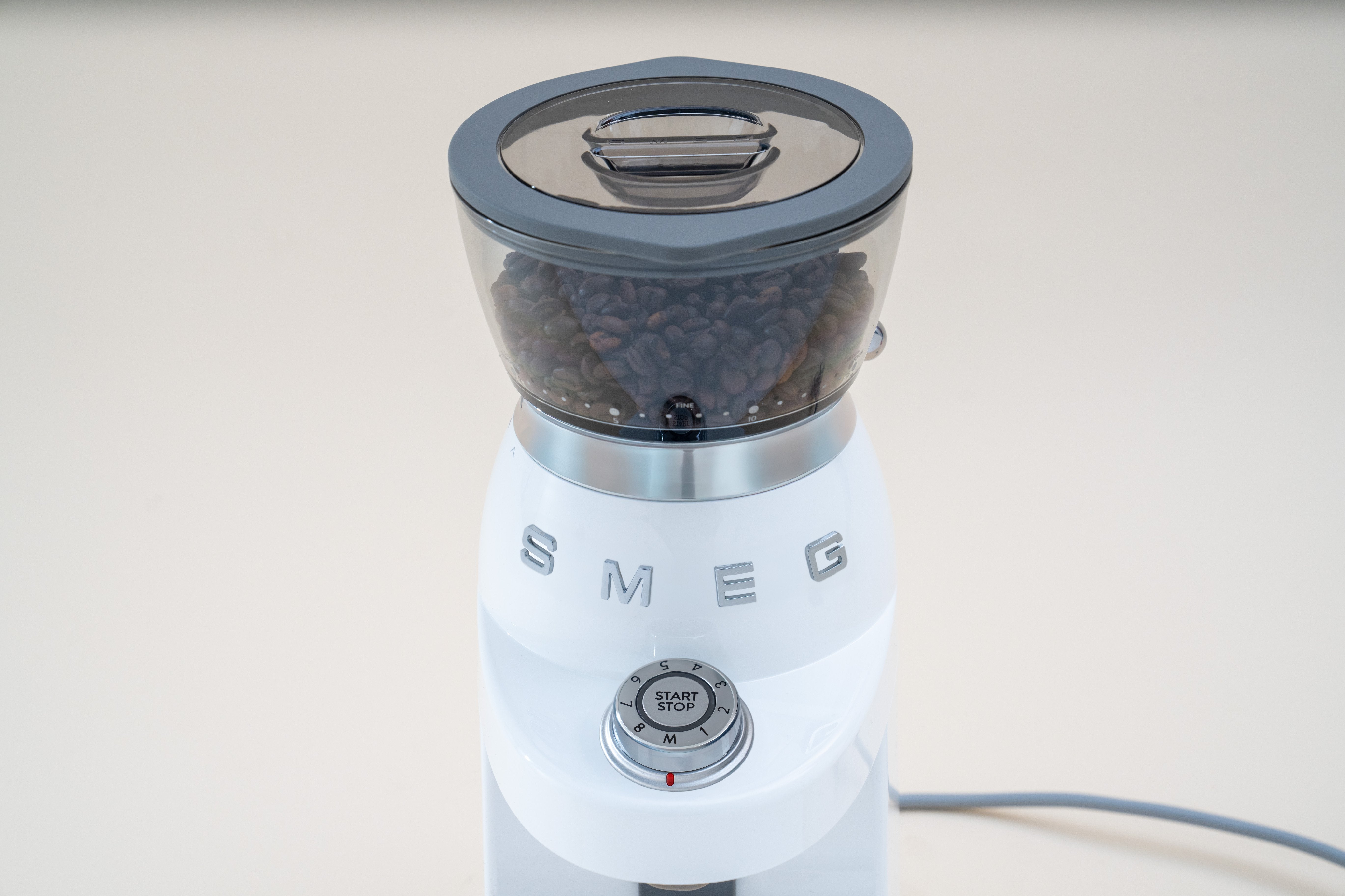 EAN 8017709355319 - Smeg CGF03WHEU molinillo de café 150 W Blanco imagen 12