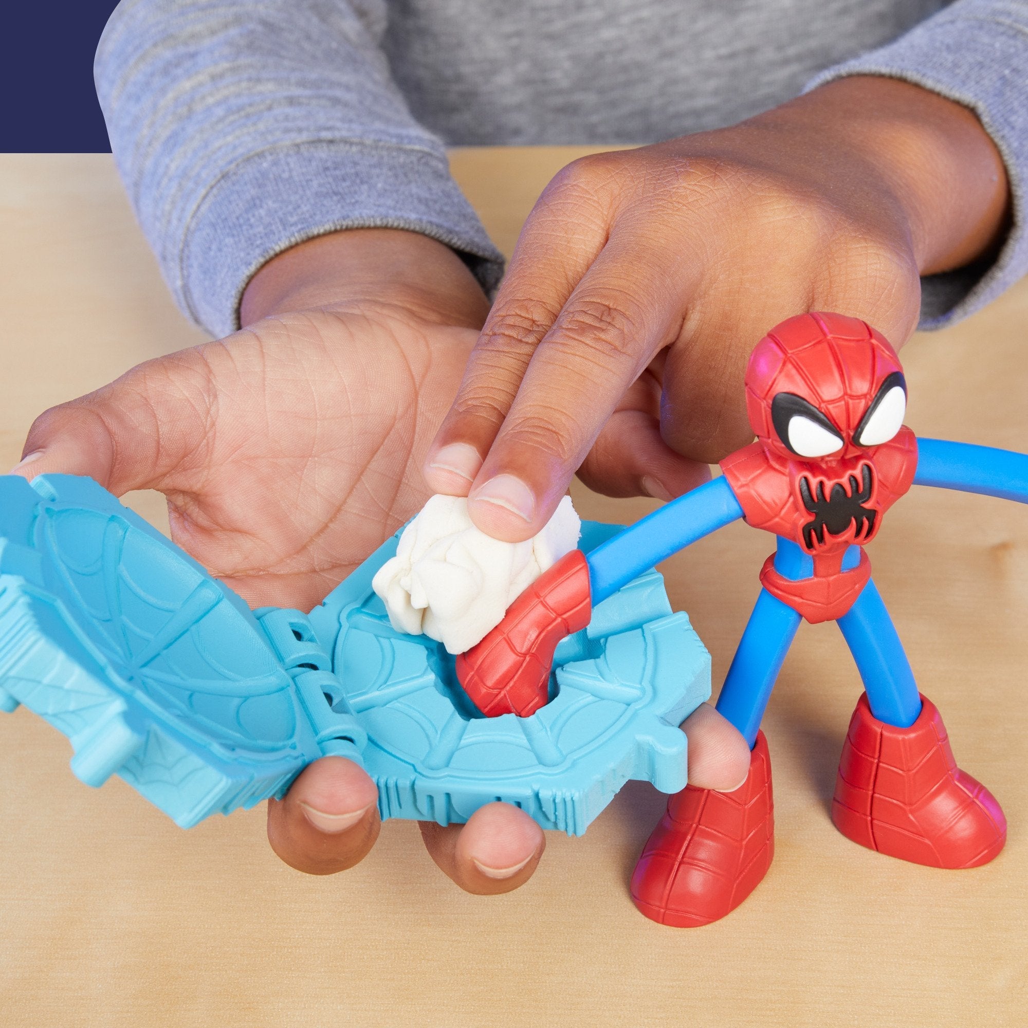 Hasbro F98275l0, Modelado
