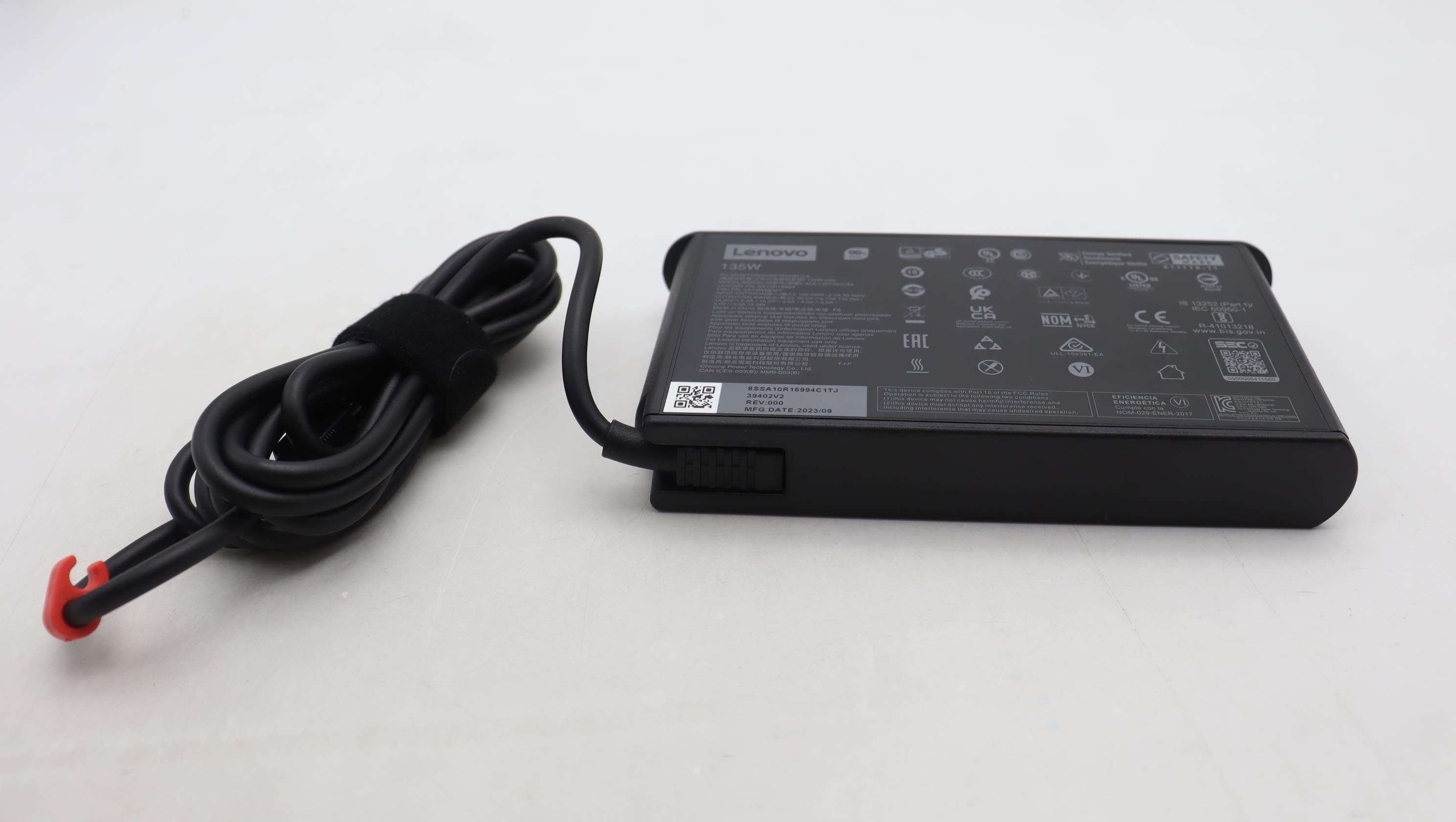 EAN 5715063311493 - Lenovo 5A10W86327 adaptador e inversor de corriente Interior 135 W Negro imagen 4