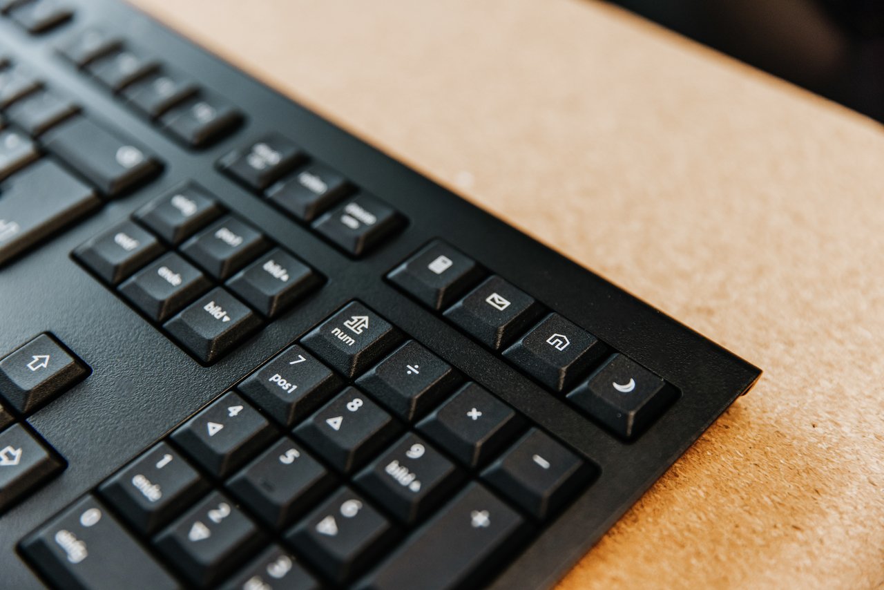 EAN 4025112109836 - CHERRY KW 3000 teclado Universal RF inalámbrico QWERTY Internacional de EE.UU. Negro imagen 5