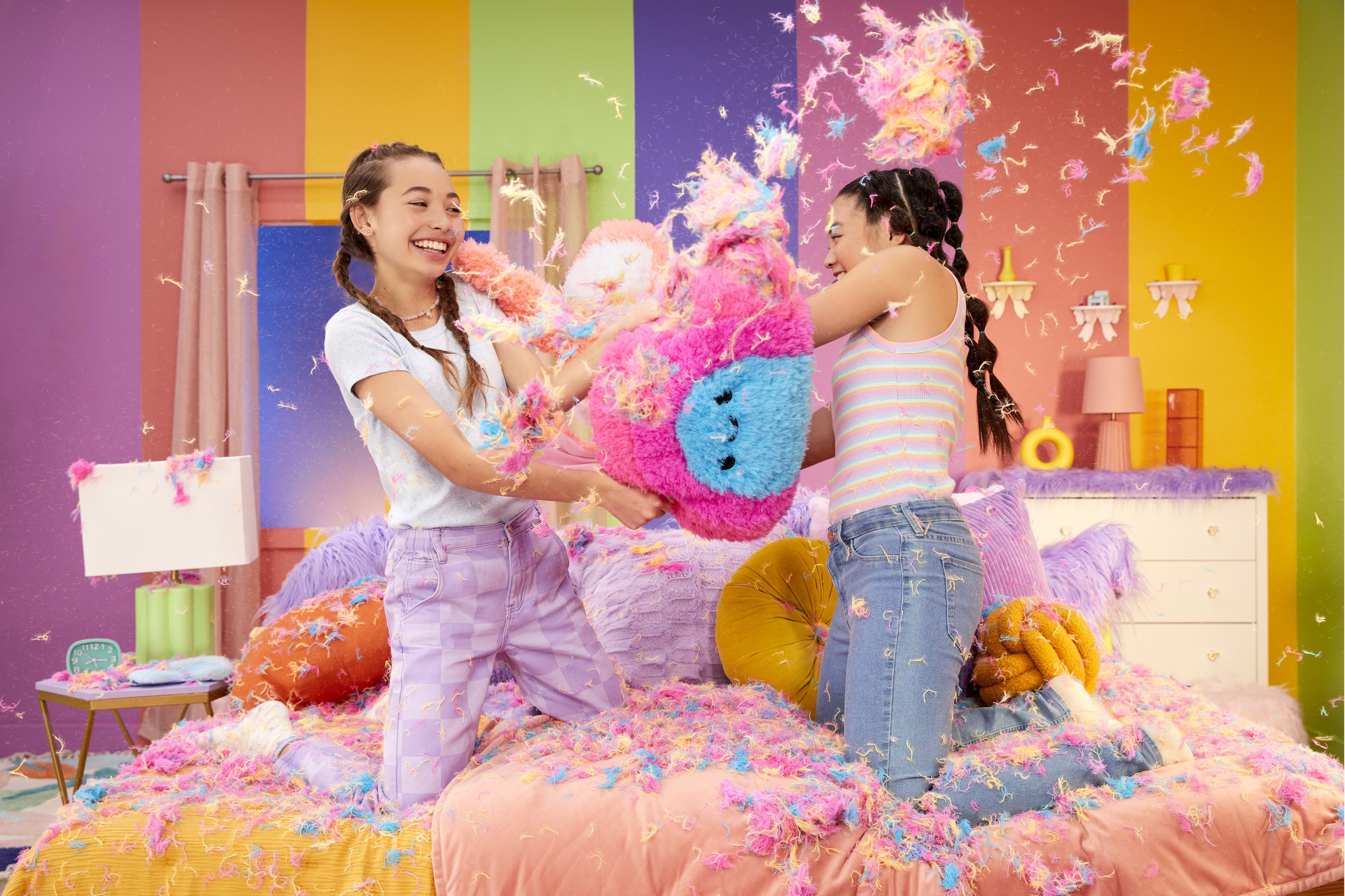 EAN 0035051513056 - MGA Entertainment Fluffie Stuffiez Pillow Fight- Rainbow imagen 3
