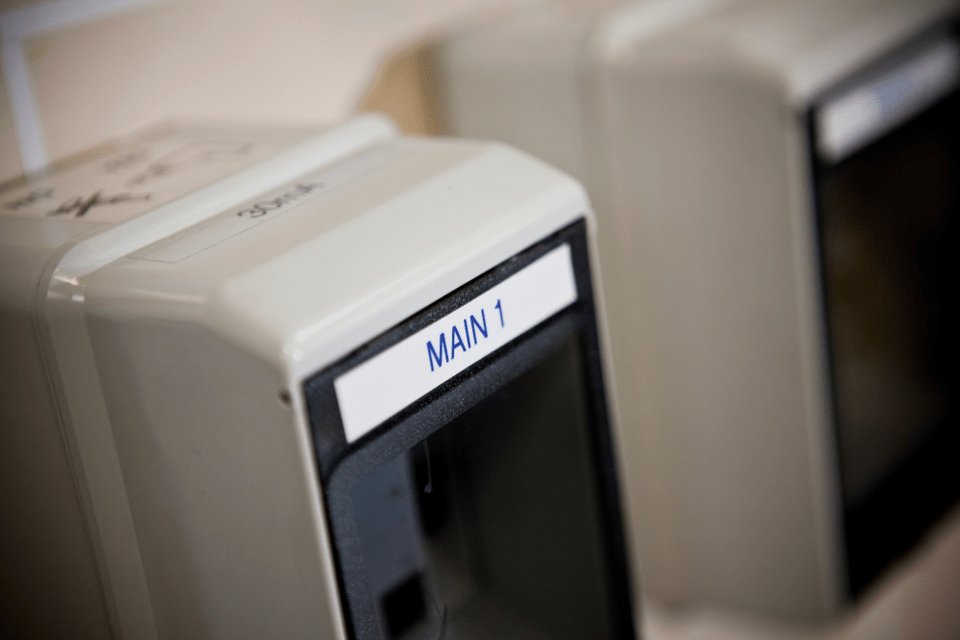 EAN 4977766685276 - Brother TZE-233 cinta para impresora de etiquetas Azul sobre blanco imagen 3