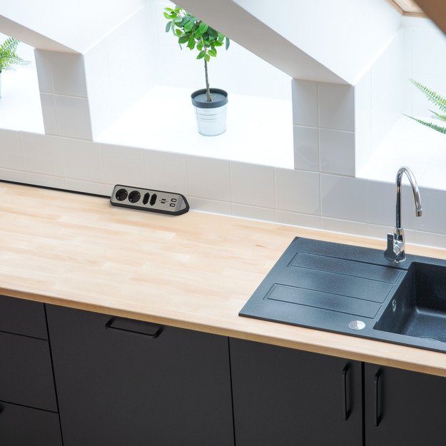 Brennenstuhl Estilo Eckstedoleiste 4-Fach Schwarz