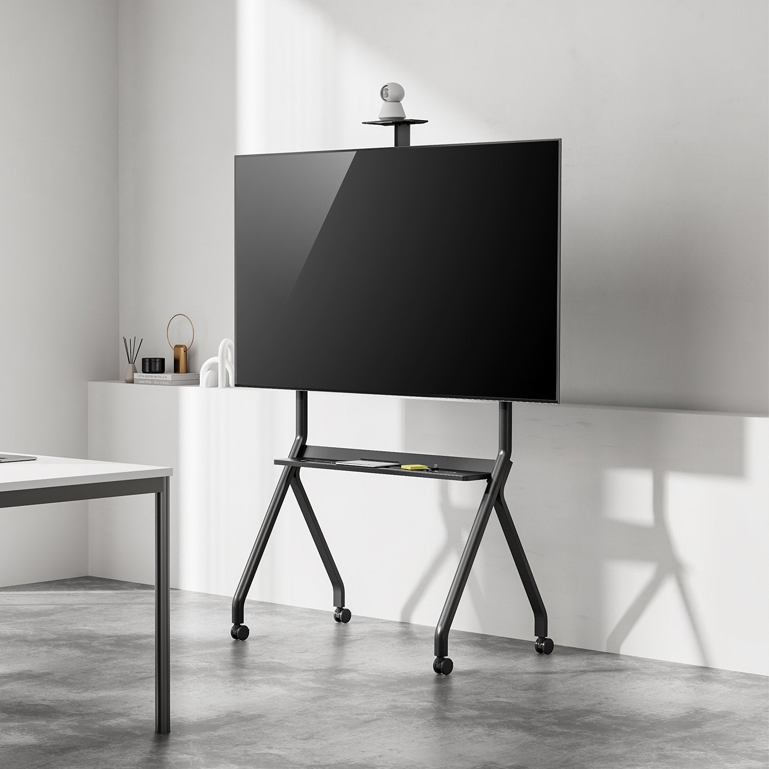 Aisens Soporte De Suelo Pro Con Rueda, 1 Bandeja Y Soporte De Cámara Para Pantalla Interactiva/Tv 120kg De 55-100, Negro