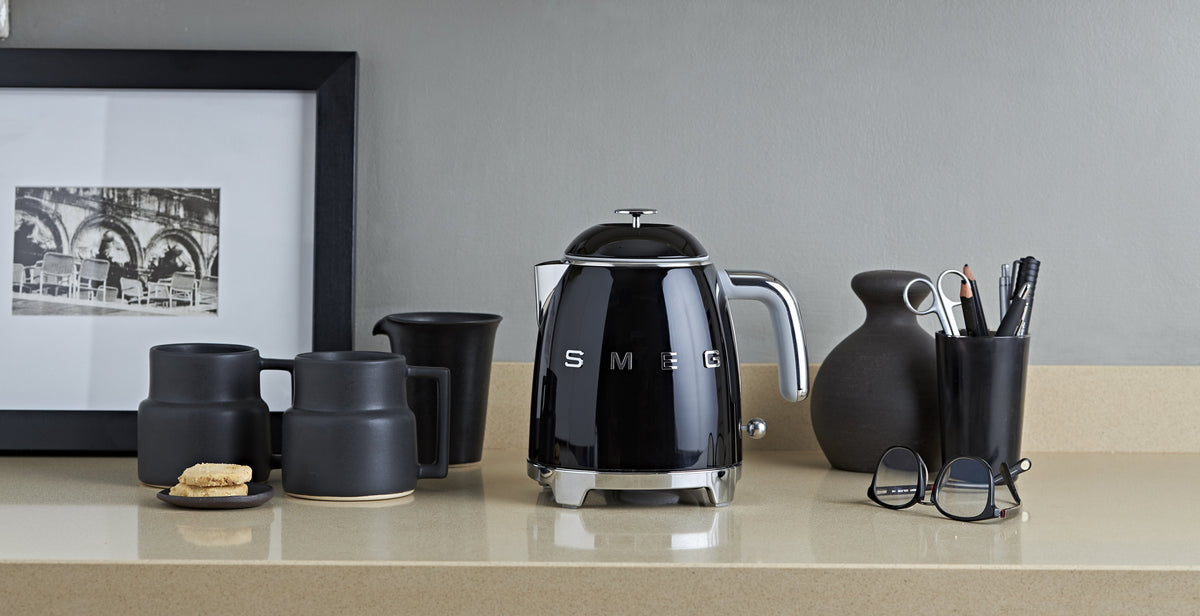 EAN 8017709302184 - Smeg KLF05BLEU tetera eléctrica 0,8 L 1400 W Negro imagen 15