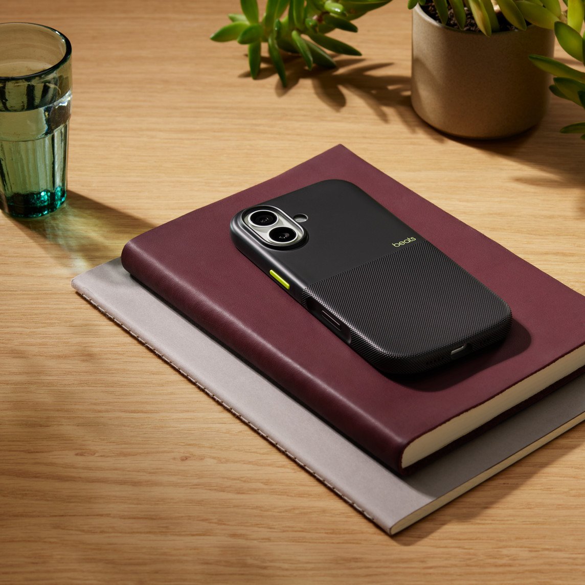 Etui Beats Rugged Zgodne Z Magsafe I Panelem Sterowanie Aparatem Do Iphonea 17 - Himalajska Czern