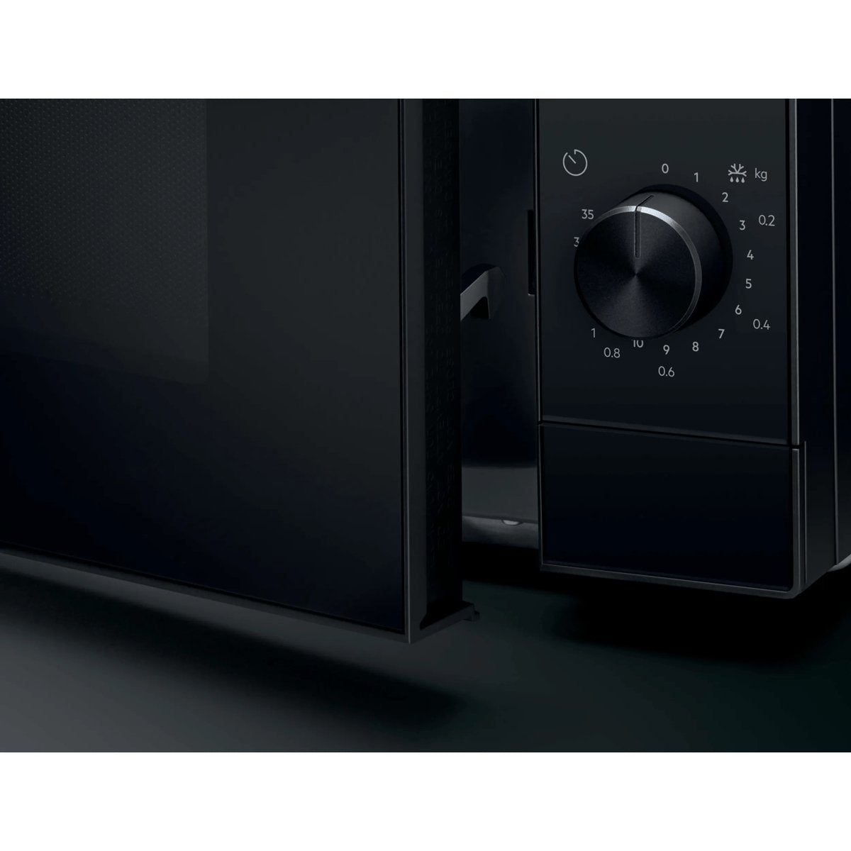 EAN 7332543820368 - Electrolux EMZ421MMK Negro Microondas combinado Encimera 21 L 800 W imagen 2