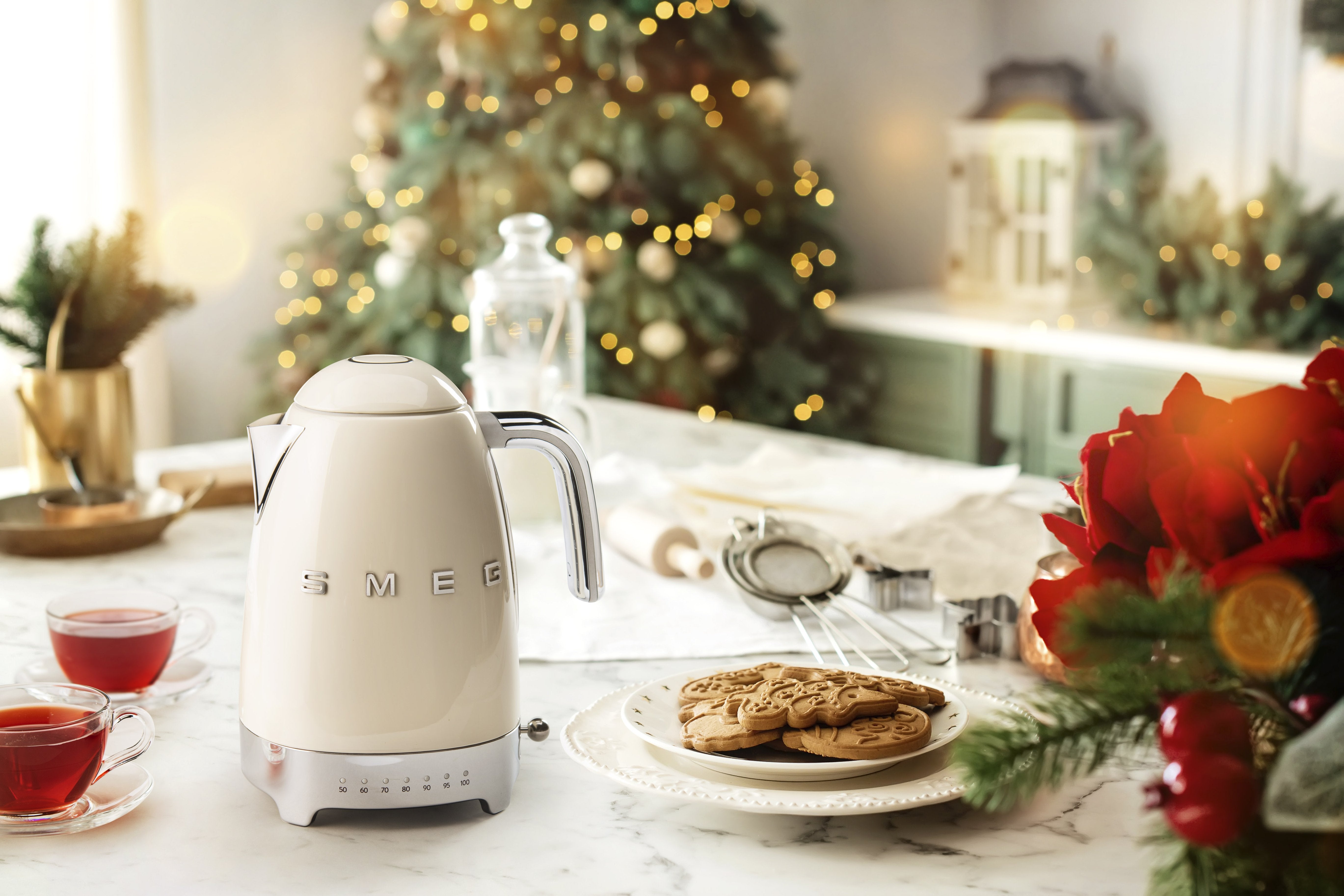 EAN 8017709227852 - Smeg KLF03CREU tetera eléctrica 1,7 L 2400 W Crema de color imagen 6