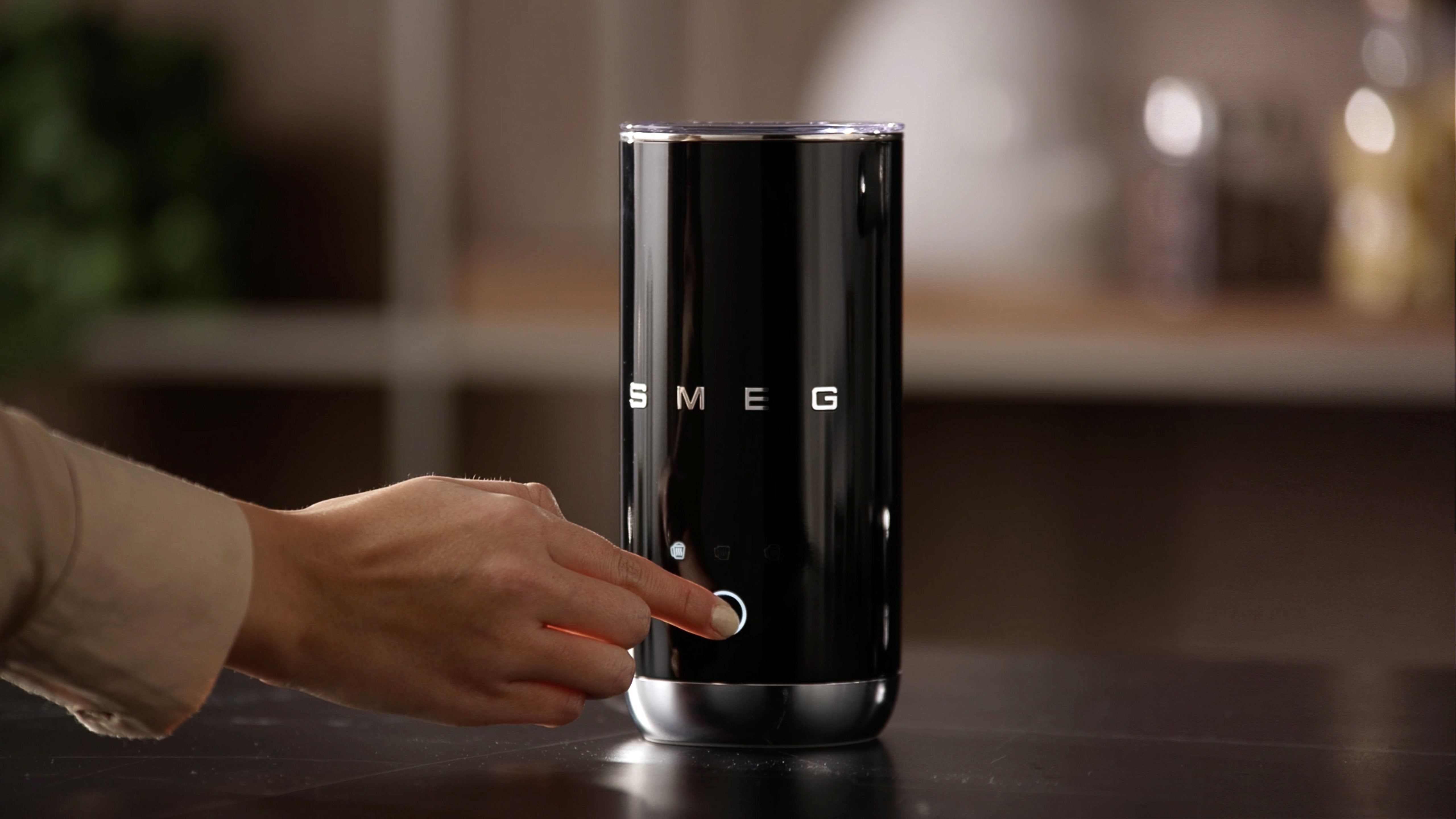 EAN 8017709353155 - Smeg MFF02BLEU espumador o calentador de leche Calentador/espumador de leche automático Negro imagen 12