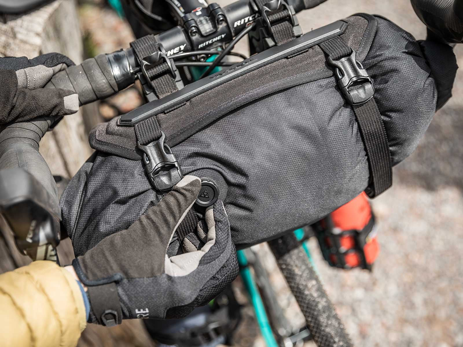 EAN 4710069687062 - Topeak FrontLoader Frente Bolsa de bicicletas 12 L EVA (Etileno Acetato de Vinilo), Poliuretano Negro imagen 5