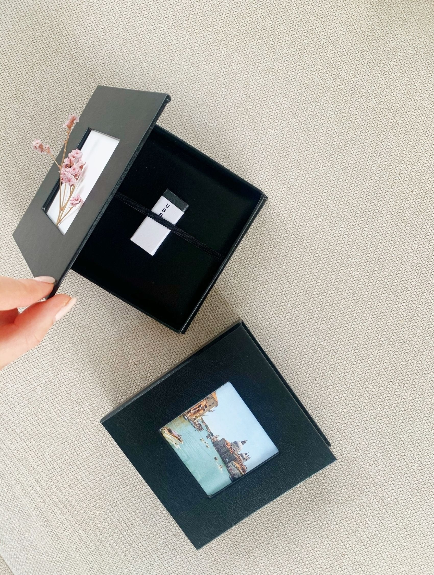 Deknudt Caja Piel Negra Para Memoria Usb + 1 Imagen De 8x8