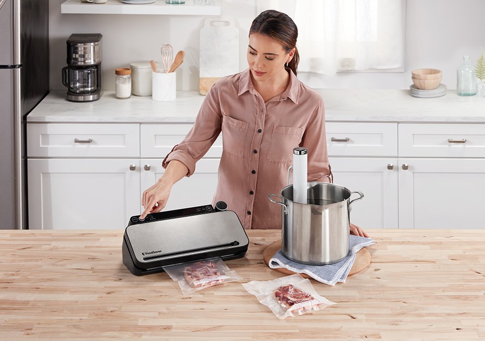 Foodsaver Envasadora Al Vacío Premium  Maquina De Envasar Al Vacio Con Cánula Con Adaptador Para Recipientes Integrada, 1 Rollo, 4 Bolsas & 4 Bolsas Con Cierre Tipo Zip [Vs3190x]