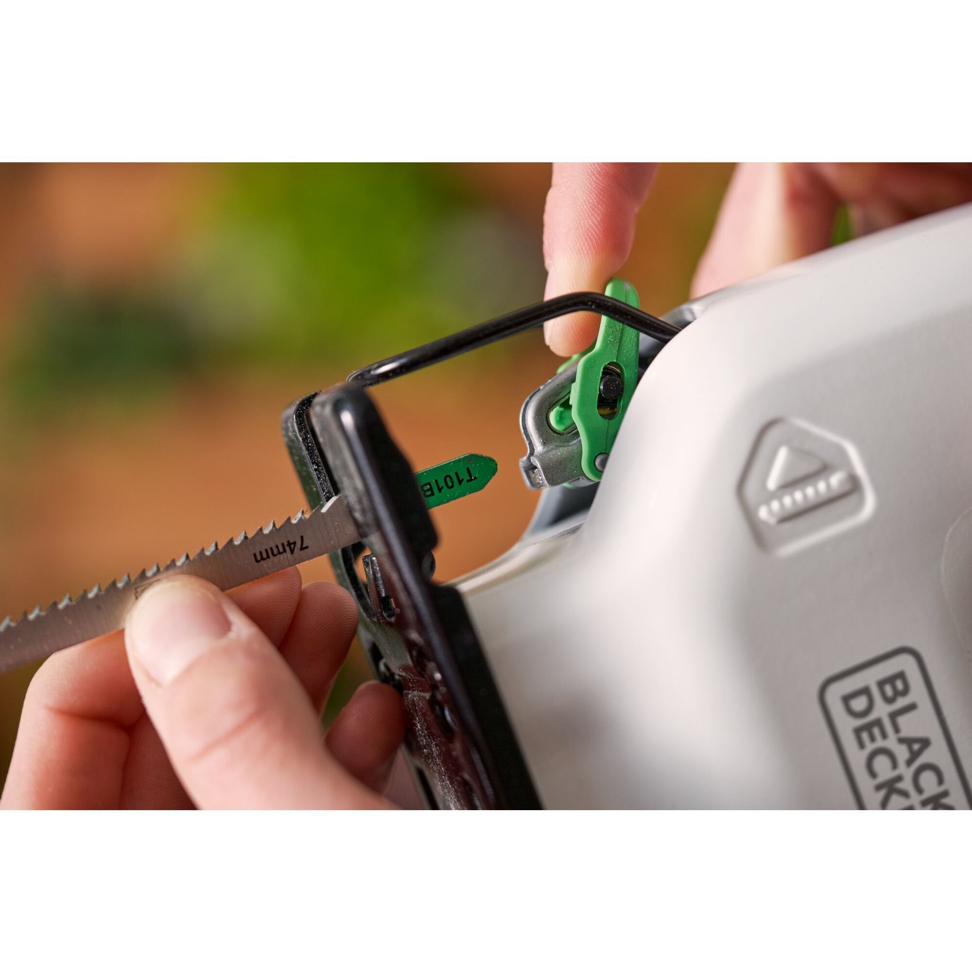 Sierra De Calar Inalámbrica Black+Decker Reviva, 12 Voltios Blanco/Negro, Batería Integrada 1,5 Ah Revj12c-Qw