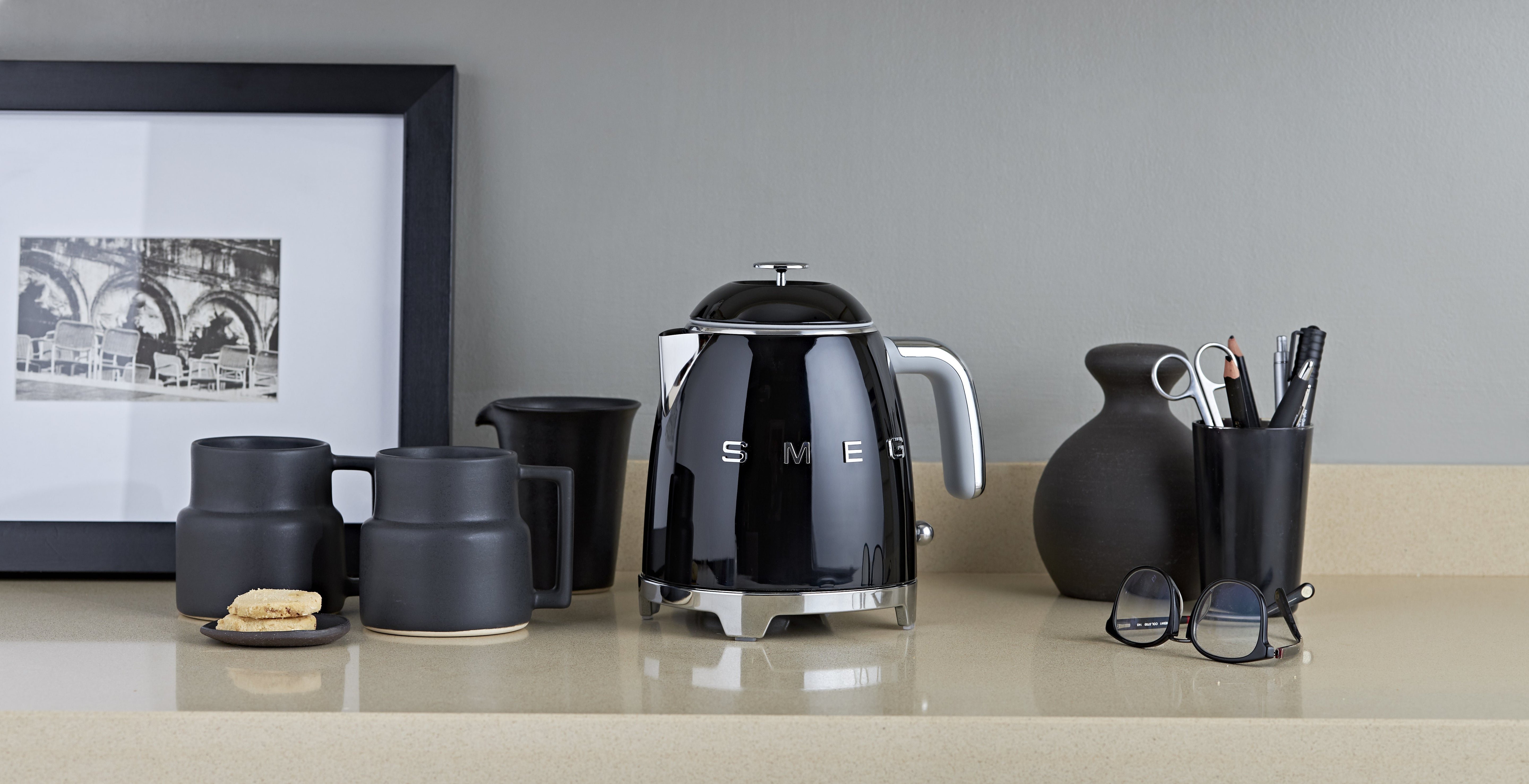 EAN 8017709302184 - Smeg KLF05BLEU tetera eléctrica 0,8 L 1400 W Negro imagen 15