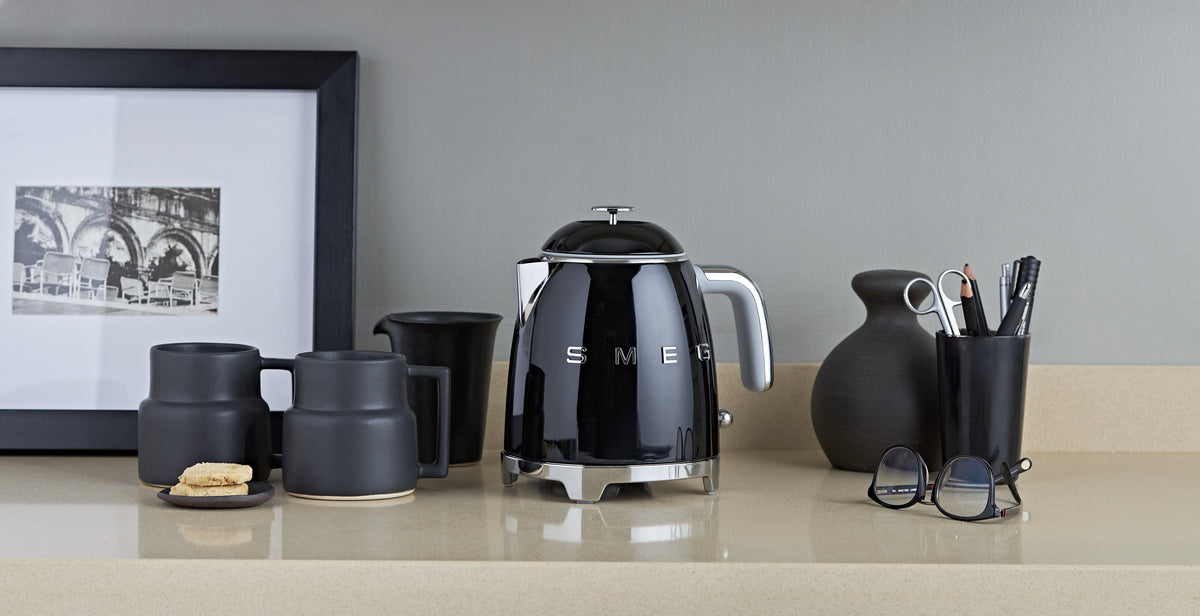 EAN 8017709302184 - Smeg KLF05BLEU tetera eléctrica 0,8 L 1400 W Negro imagen 16