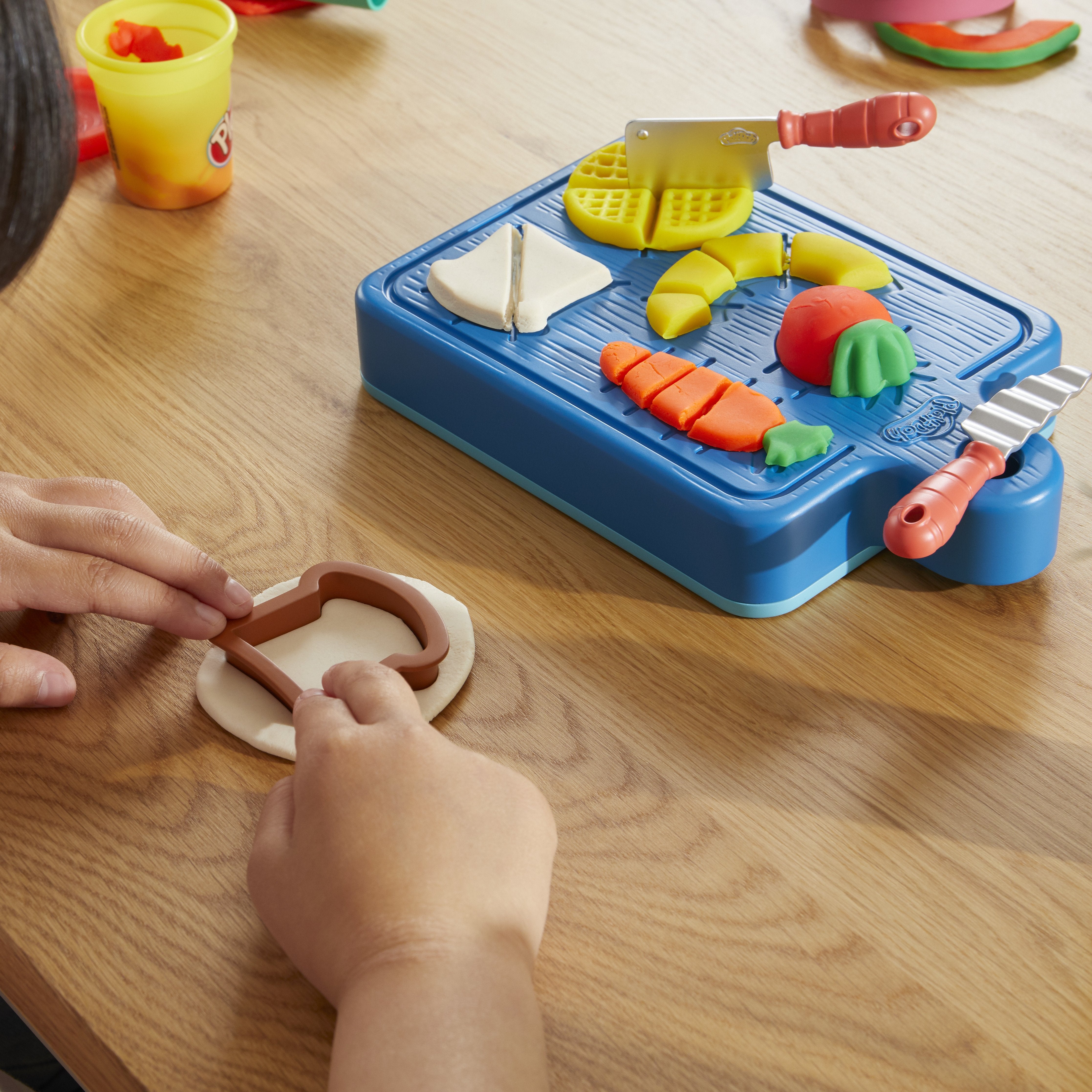 Hasbro Play-Doh Little Chef Starter Kit, Amasar F69045l0
