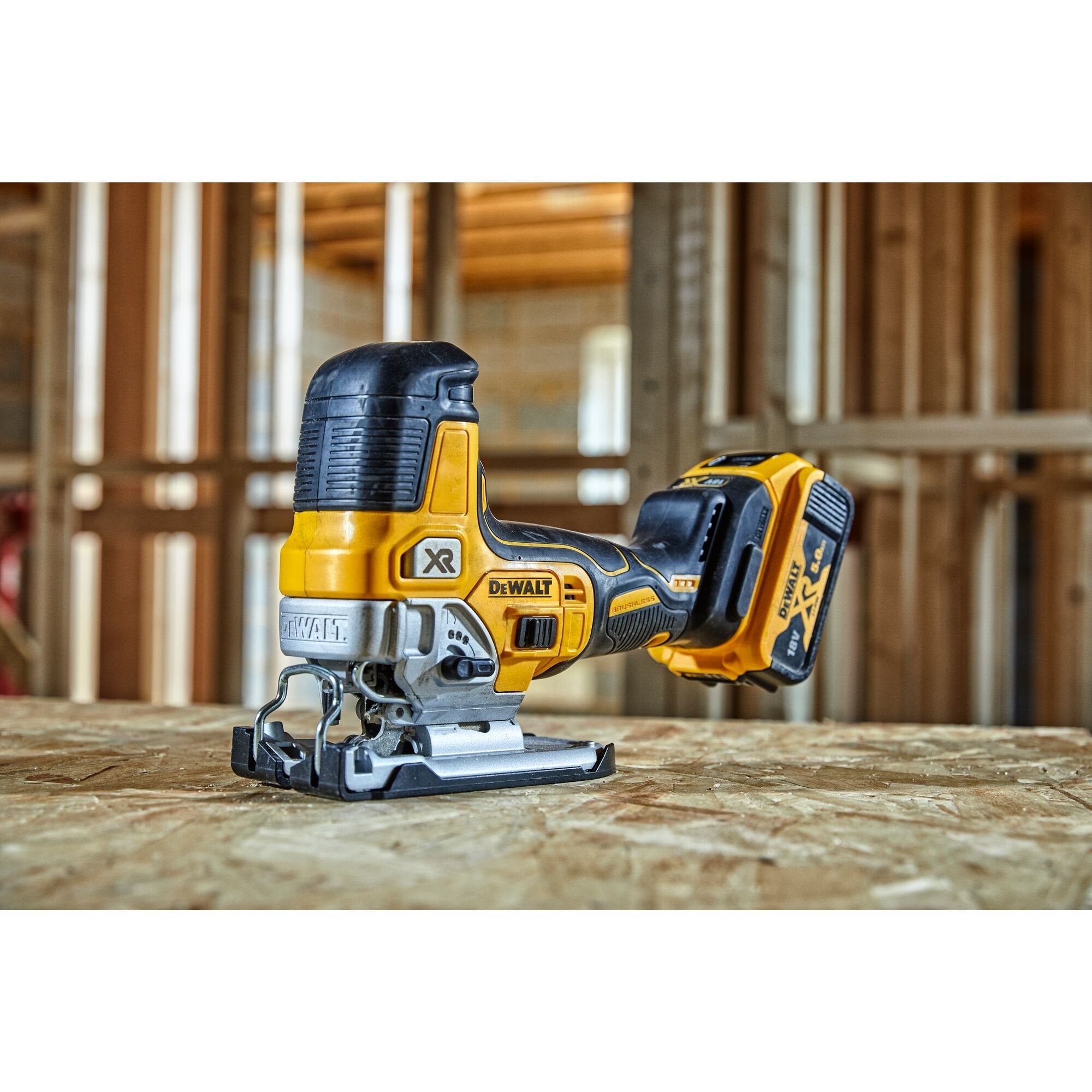 Sierra De Calar Eléctrica Dewalt Dcs335n-Xj