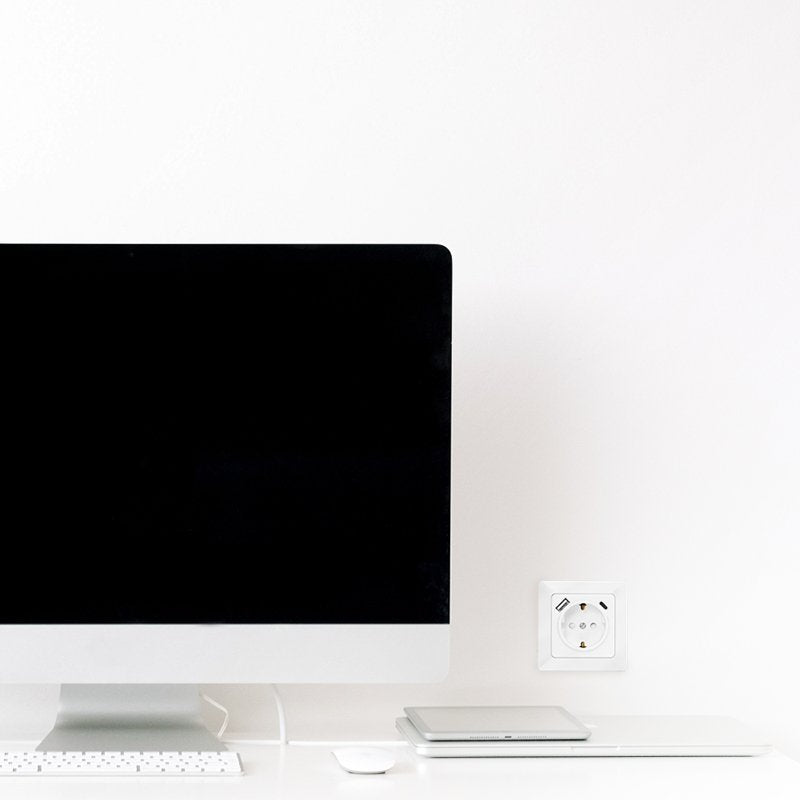 Toma De Pared 1 Base De Enchufe Schuko Y 1 Usb-A 1 Usb-C  Pd Blanco  Logilink