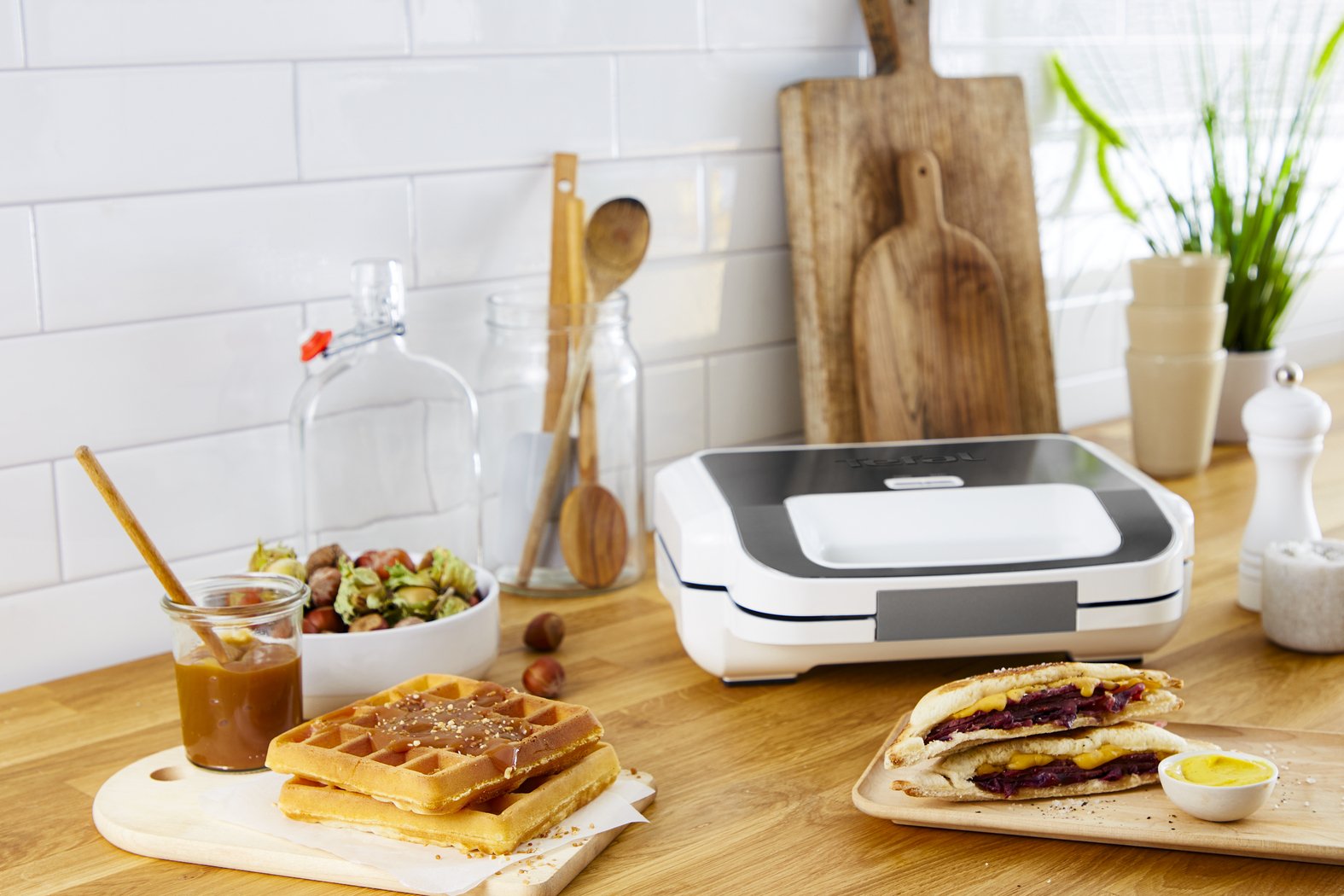 Sandwichera  Tefal Snack Xl Sw7011, Blanco/Gris, 850 Vatios, Con 2 Juegos De Platos Sw 7011