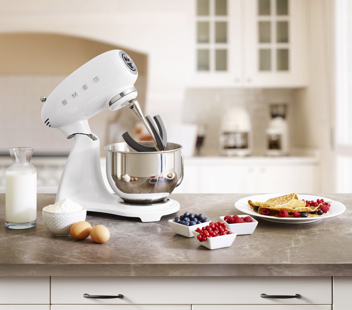 EAN 8017709277697 - Smeg SMF03WHEU batidora Batidora de varillas 800 W Blanco imagen 11