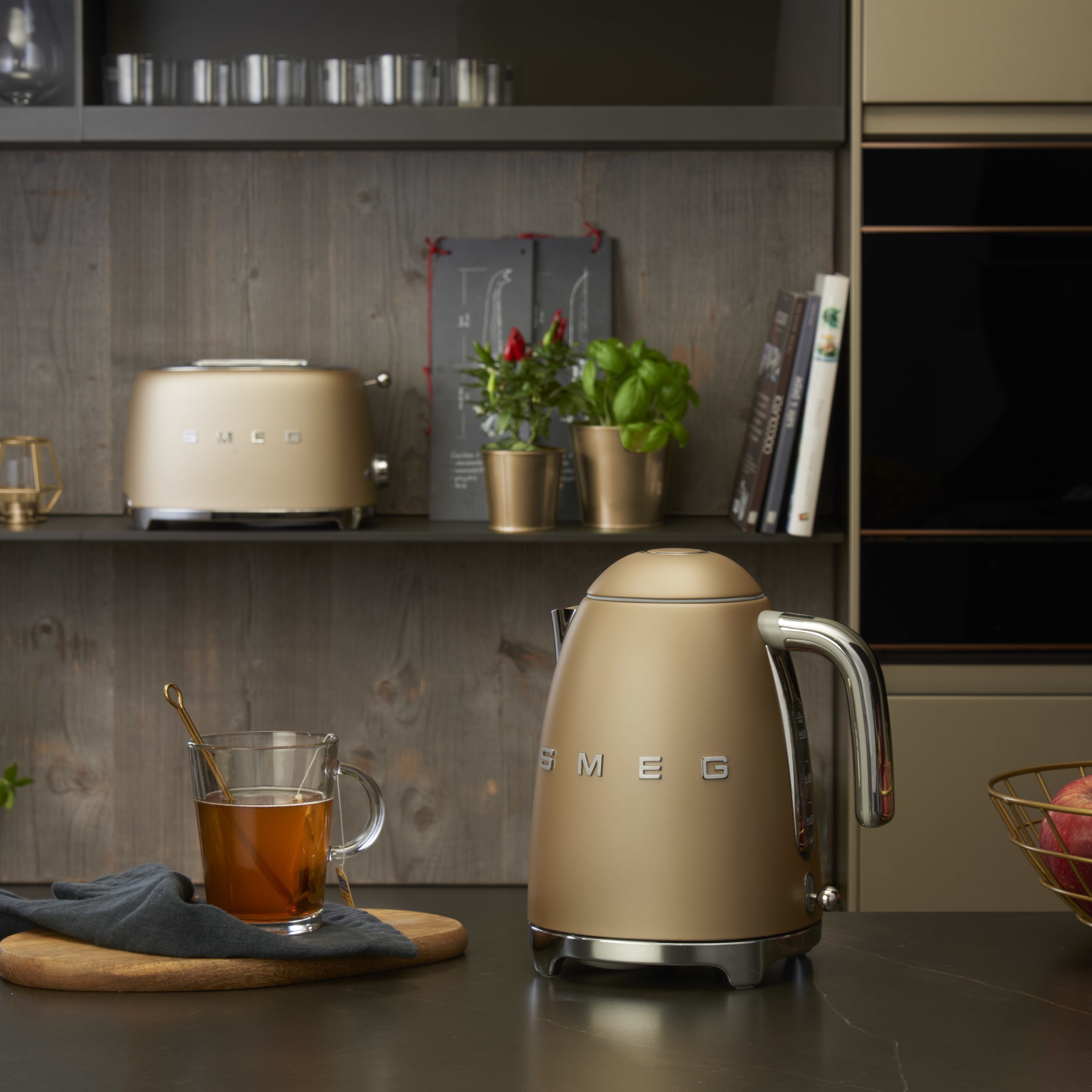 EAN 8017709290870 - Smeg KLF03CHMEU tetera eléctrica 1,7 L 2400 W Oro imagen 13