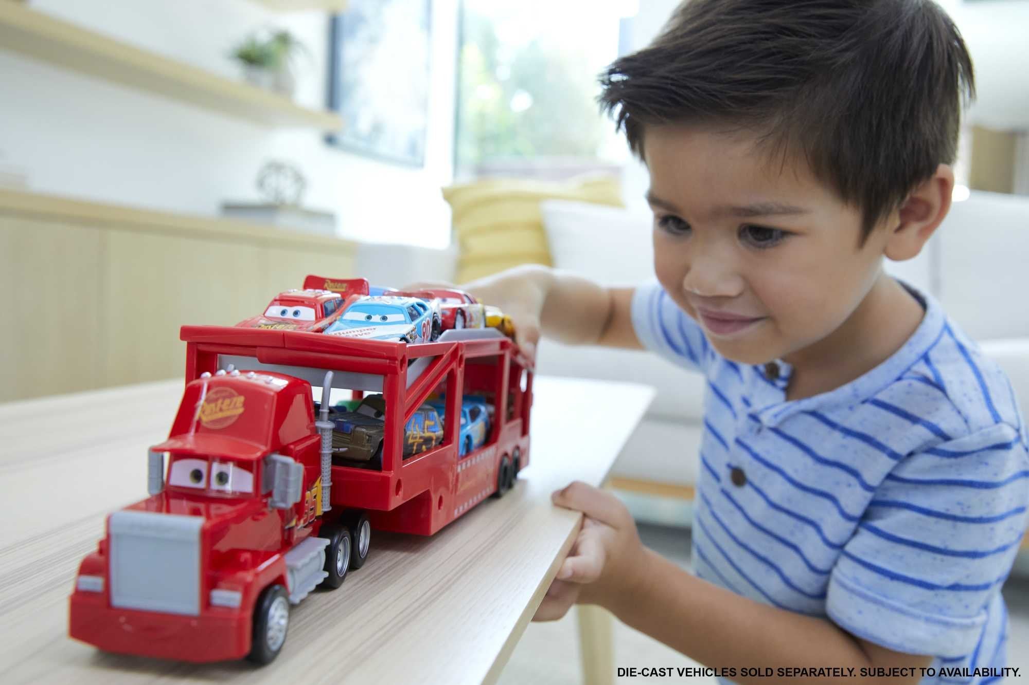 Pojazd Cars Maniek Transporter