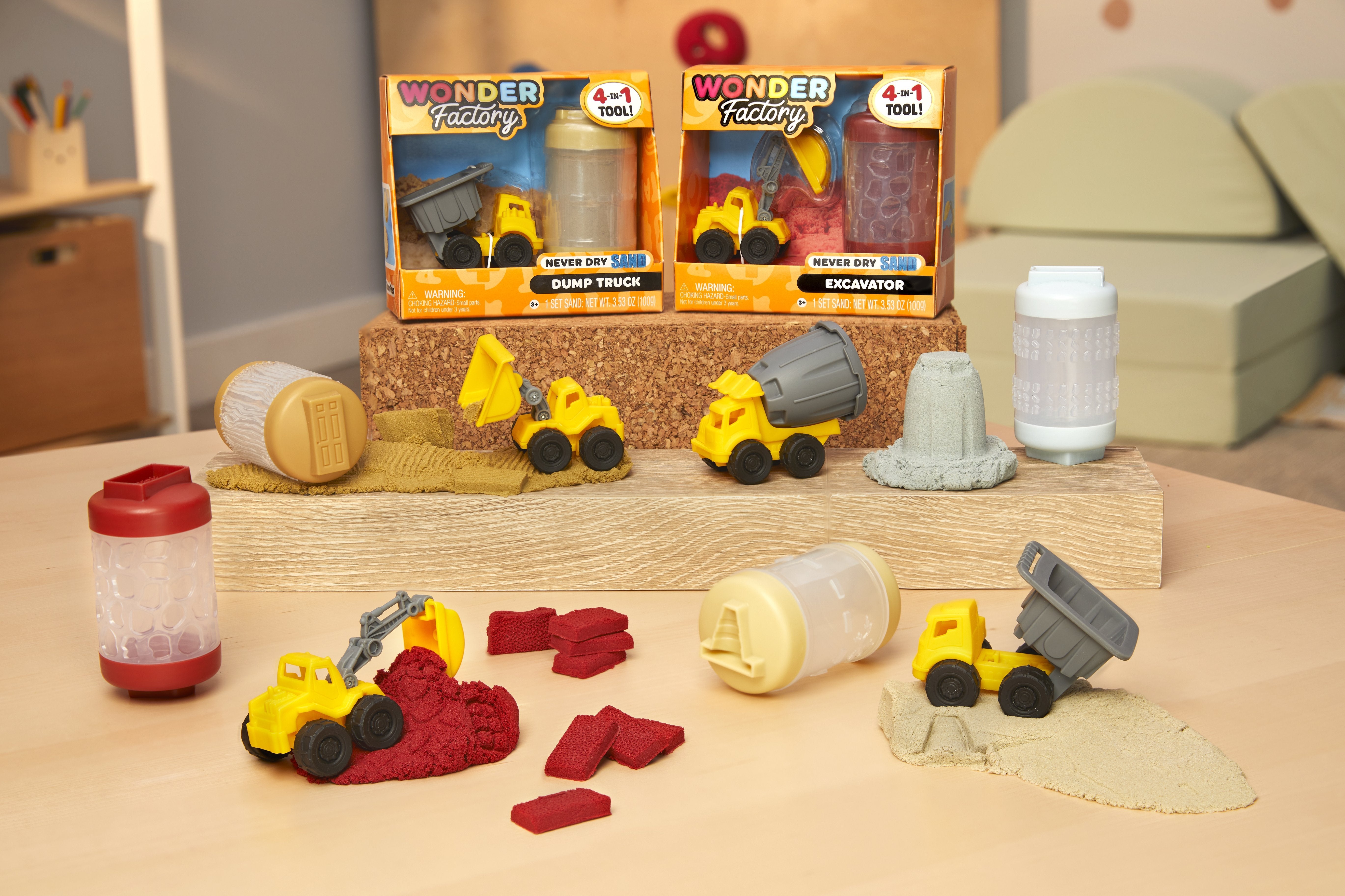EAN 0035051532897 - MGA Entertainment Wonder Factory Never Dry Sand Construction Trucks - Light Brown + Dump Truck imagen 4