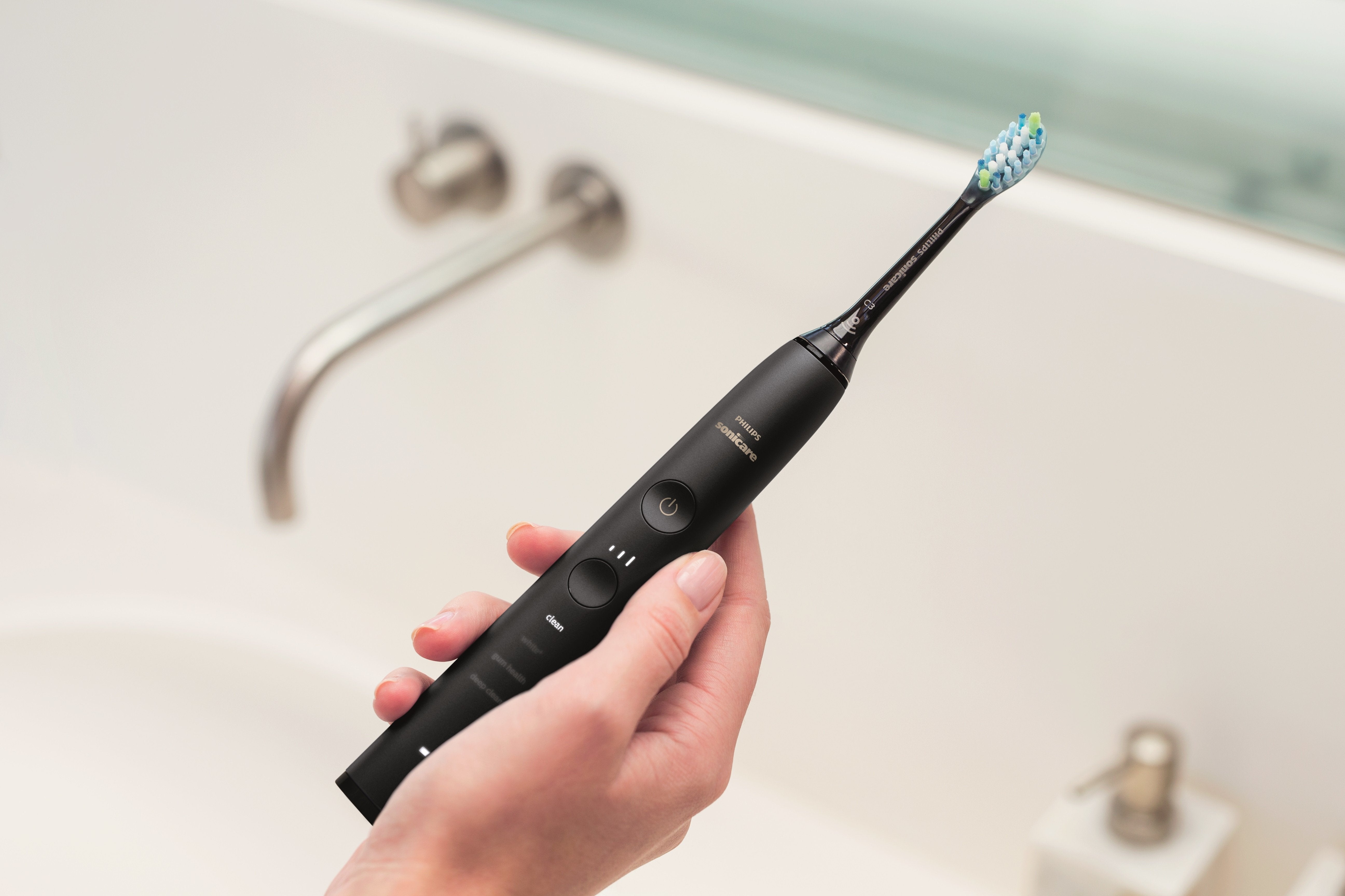 EAN 8710103935957 - Philips Sonicare DiamondClean HX9911/09 cepillo eléctrico para dientes Adulto Cepillo dental sónico Negro imagen 4