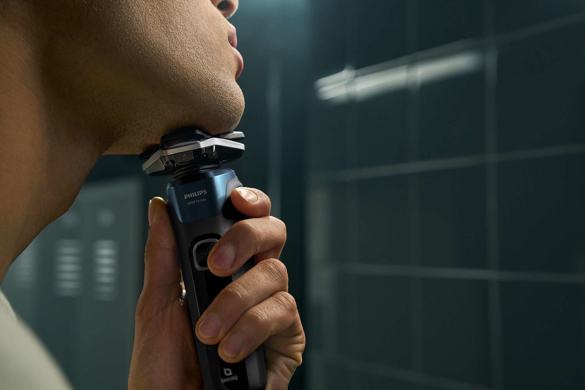 EAN 8720689008051 - Philips SHAVER Series 5000 S5889/11 afeitadora Máquina de afeitar de rotación Recortadora Marrón imagen 5