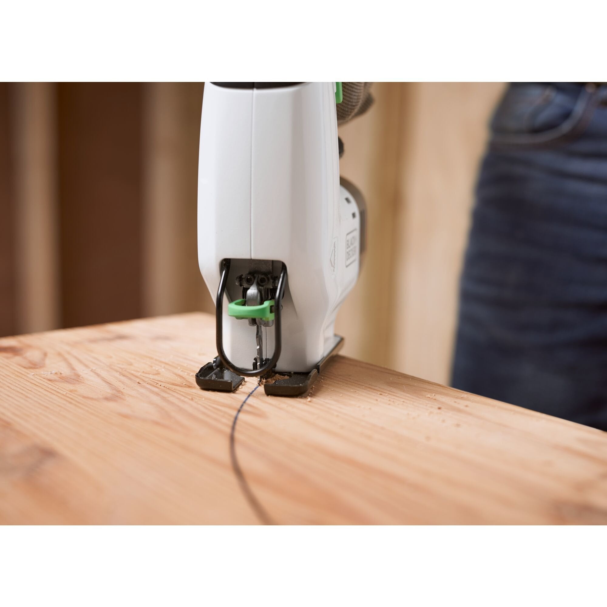 Sierra De Calar Inalámbrica Black+Decker Reviva, 12 Voltios Blanco/Negro, Batería Integrada 1,5 Ah Revj12c-Qw
