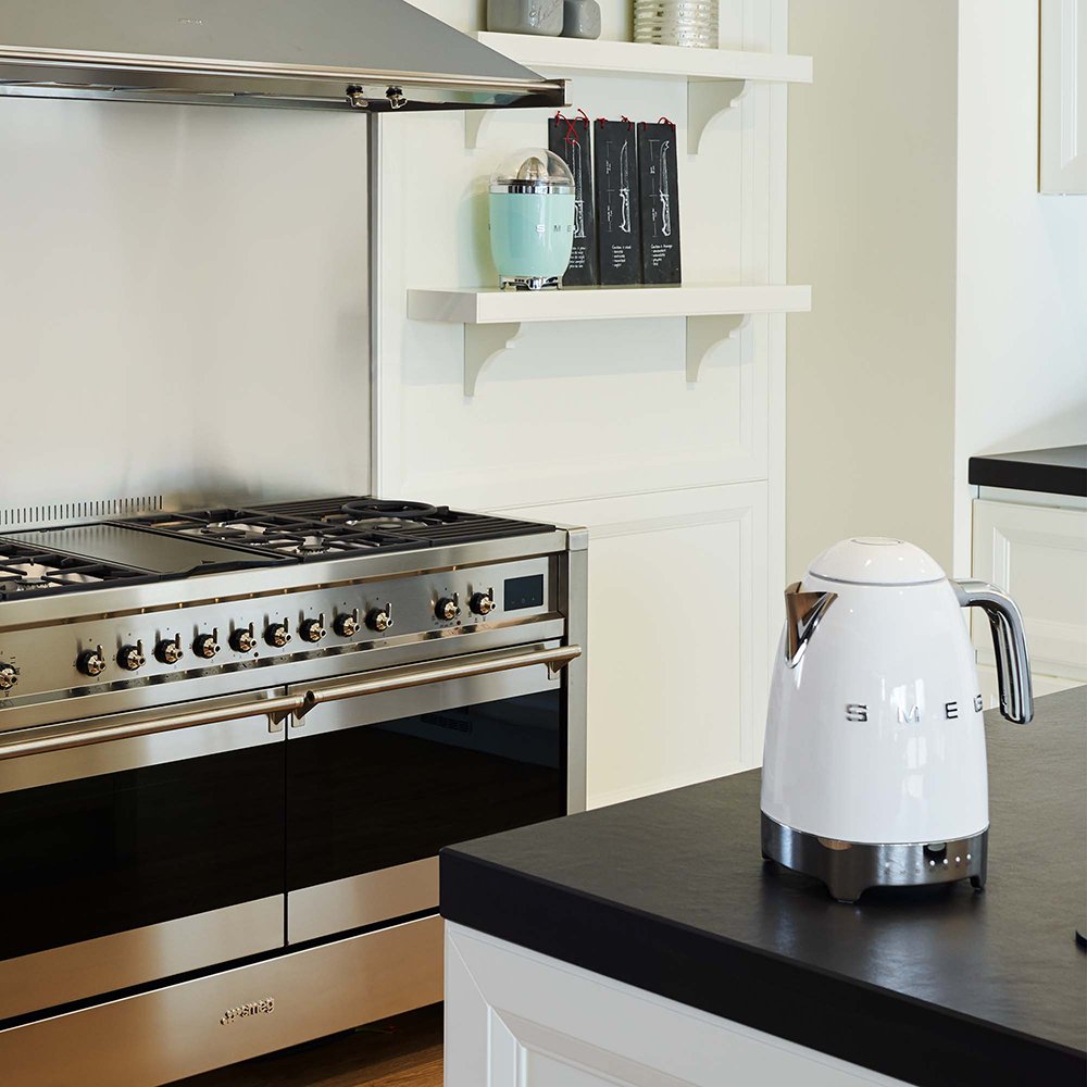 EAN 8017709231811 - Smeg KLF04WHEU tetera eléctrica 1,7 L 2400 W Blanco imagen 7