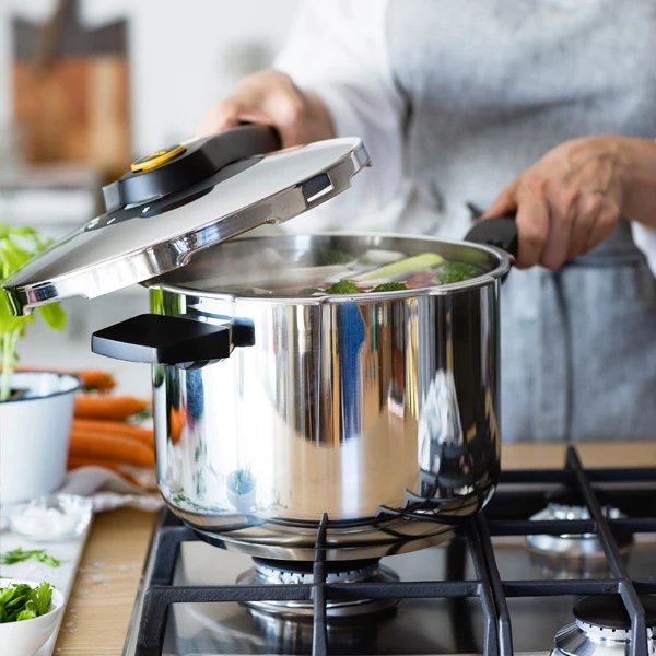 La Olla A Presión Excellent Te Permite Ahorrar Hasta Un 70% De Tiempo Y Energía Respecto A Una Olla De Cocción Tradicional, Equipada Con La Mejor Tecnología En Seguridad Y Funcionamiento.

Está Fabricada En Acero Inoxidable 18/10 Muy Resist