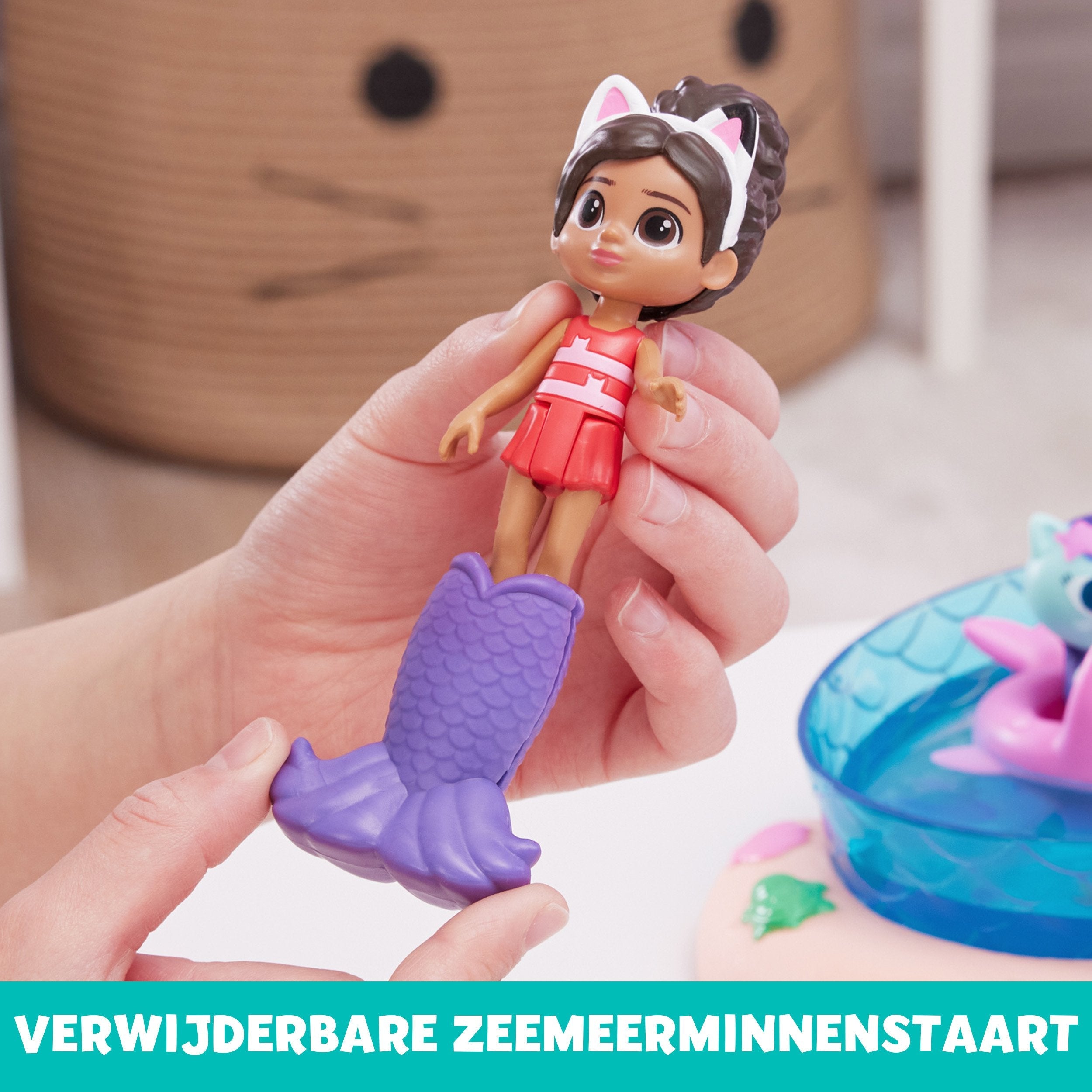 Spin Master Dreamworks Gabby'S Dollhouse Cat Adventures - Purrific Pool Party Playset, Telón De Fondo Con Figuras De Gabby Y Merkitten 6067878