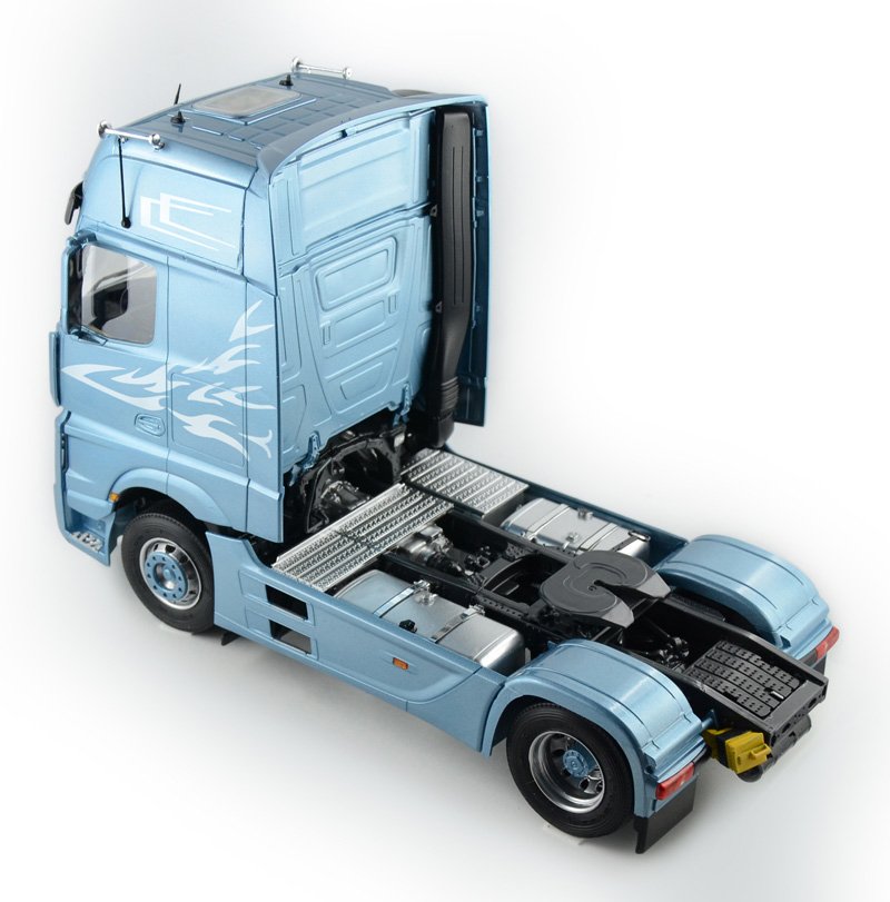 EAN 8001283039055 - Italeri Mercedes Benz Actros MP4 Gigaspace Modelo a escala de camión/tráiler Kit de montaje 1:24 imagen 6