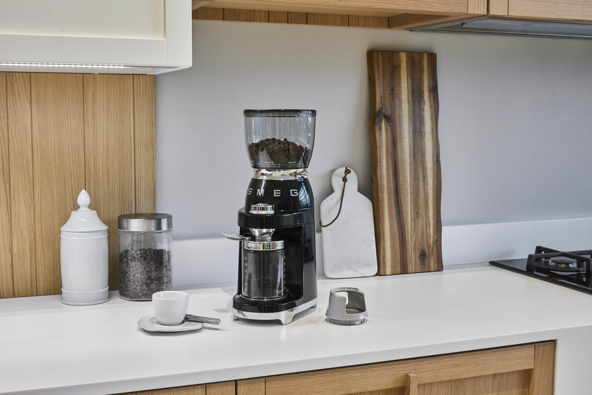 EAN 8017709317966 - Smeg CGF11BLEU molinillo de café 150 W Negro imagen 14