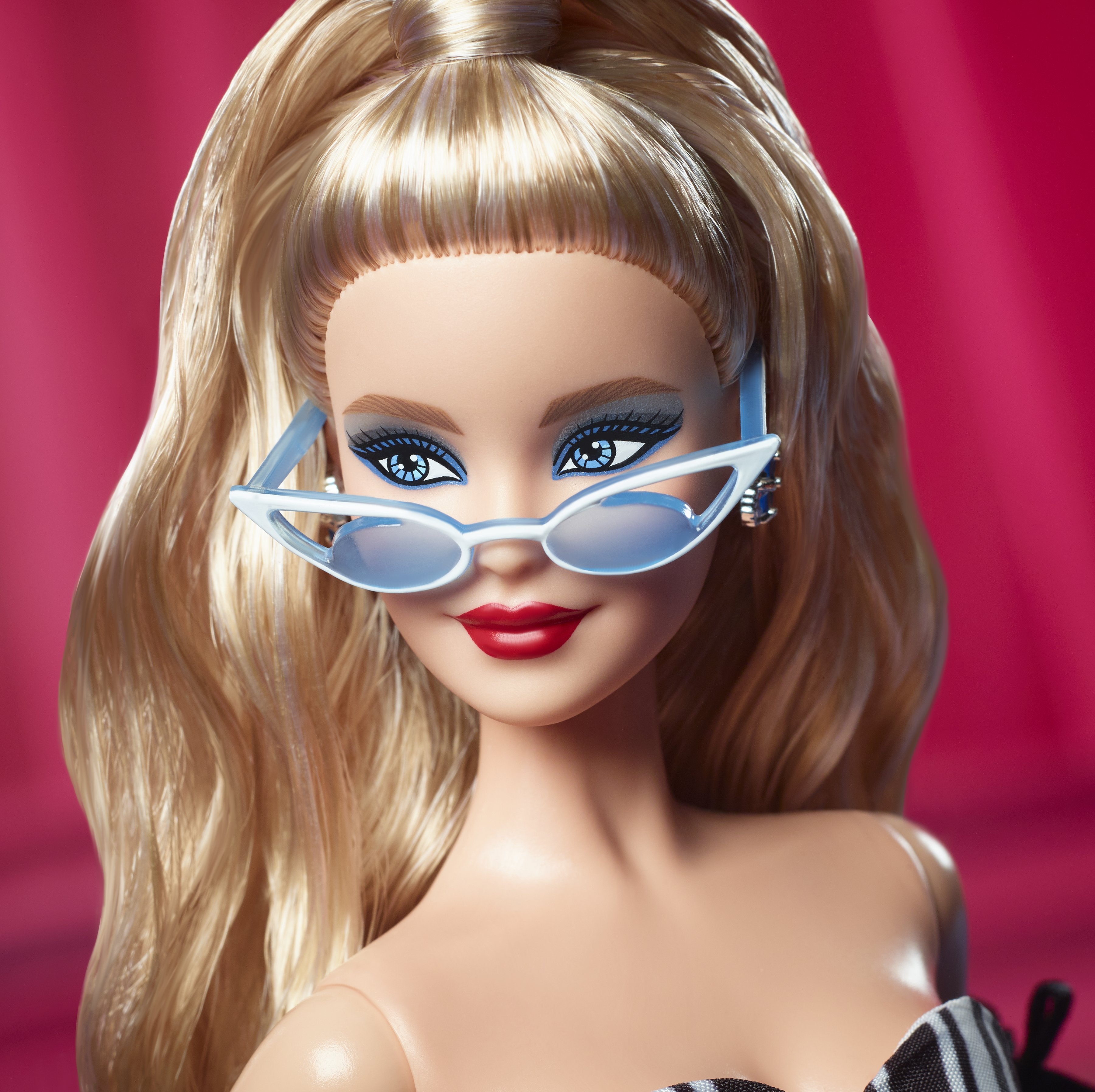 Muñeca Coleccionable Mattel Barbie Signature Del 65 Aniversario Con Cabello Rubio Y Bata Blanca Y Negra Hrm58