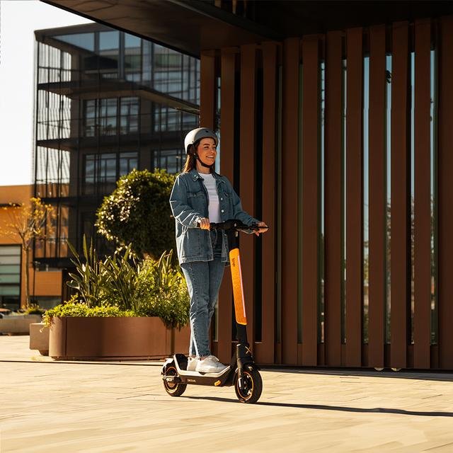 EAN 8435484071086 - Cecotec 07108 patinete eléctrico Negro, Amarillo 25 kmh 10 Ah imagen 4
