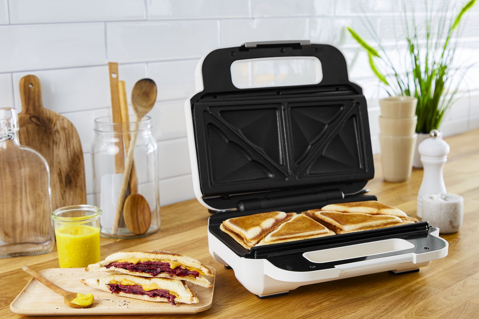Sandwichera  Tefal Snack Xl Sw7011, Blanco/Gris, 850 Vatios, Con 2 Juegos De Platos Sw 7011