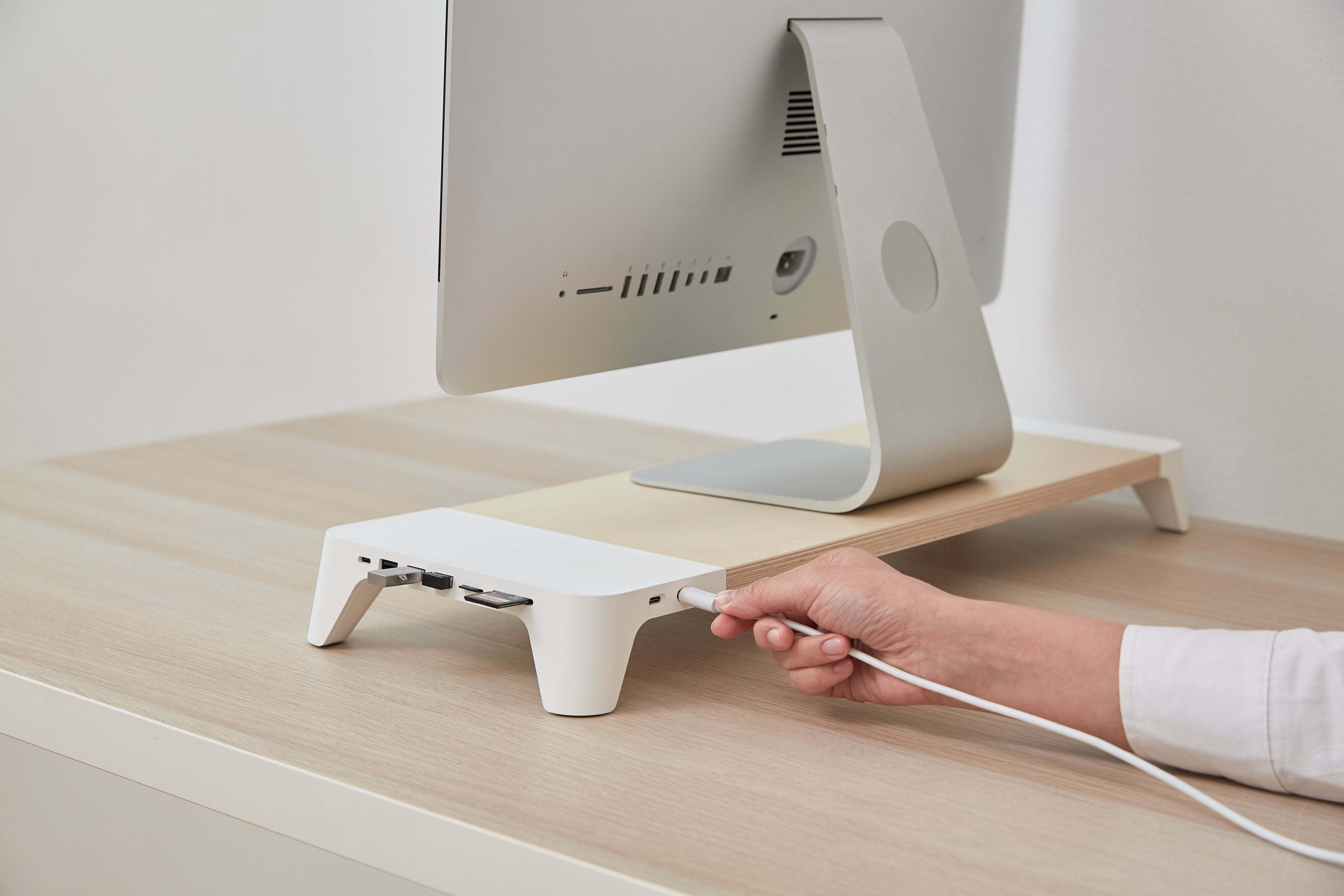 Pout Eyes8 - Soporte De Madera Para Monitor Con Cargador Rápido Y Carga Inalámbrica Para Dispositivos, 3 En 1, Blanco