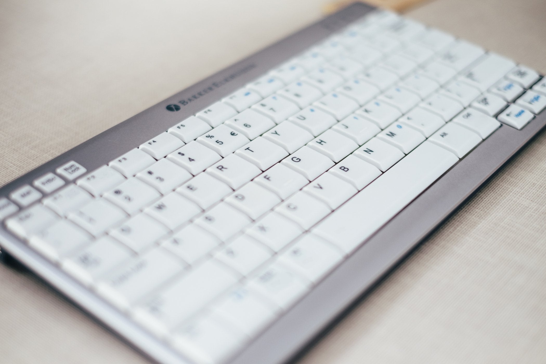 Bakkerelkhuizen Ultraboard 950 Teclado Usb Qwerty Inglés Del Reino Unido Plata, Blanco
