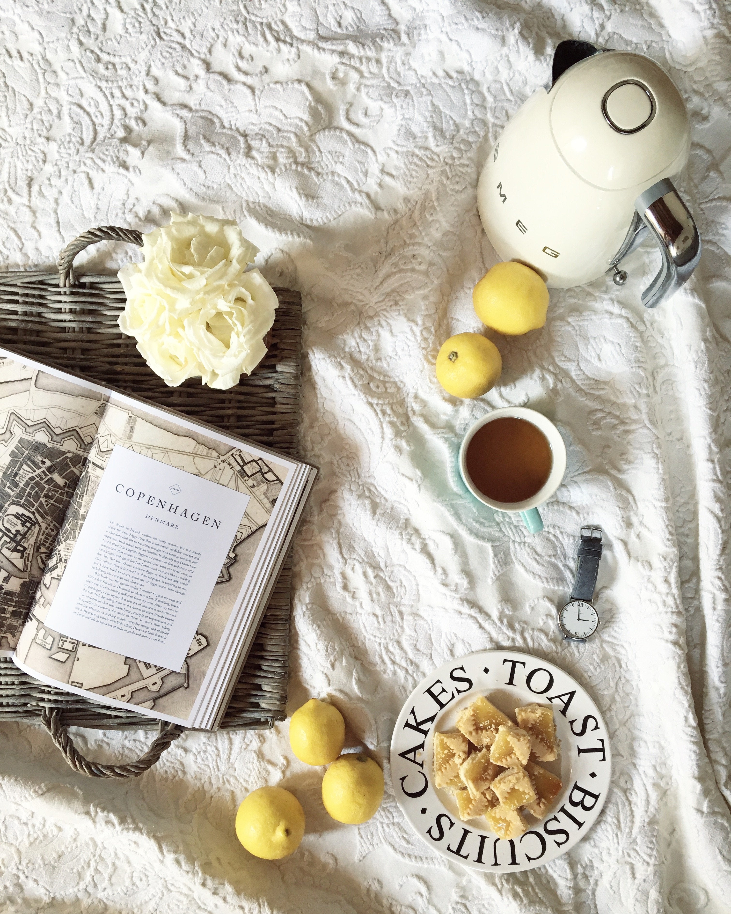 EAN 8017709227852 - Smeg KLF03CREU tetera eléctrica 1,7 L 2400 W Crema de color imagen 14