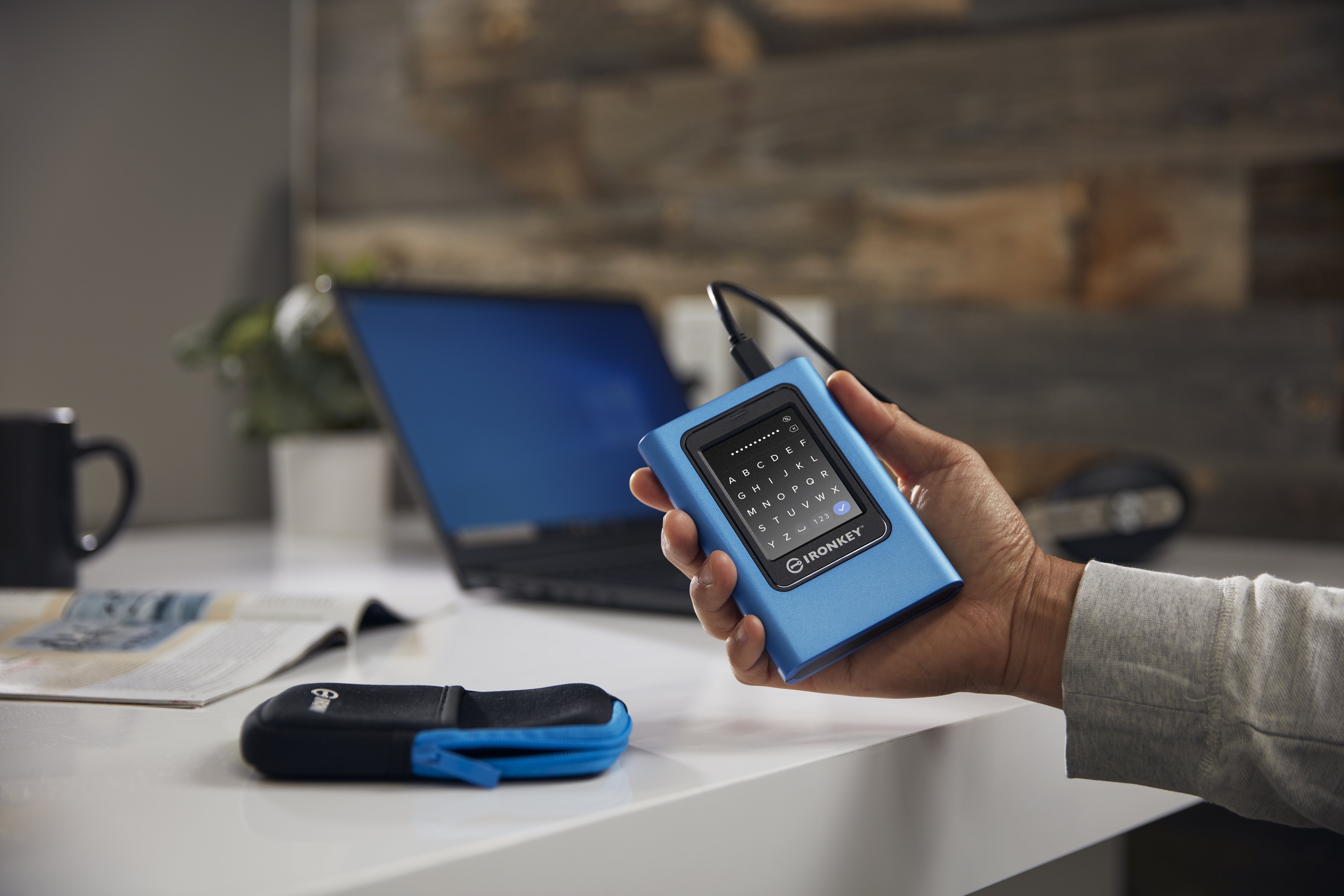 EAN 0740617328431 - Kingston Technology IronKey Vault Privacy 80 USB Tipo C 3.2 Gen 1 (3.1 Gen 1) Azul imagen 12