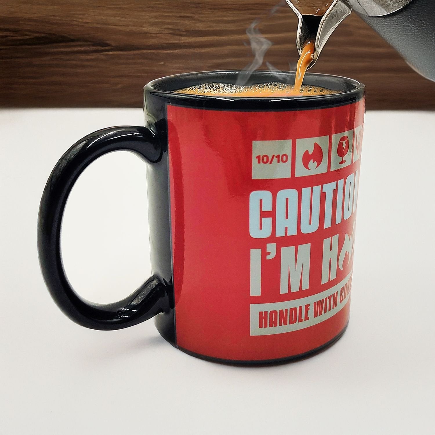 Mad Monkey - Tasse "Caution I Am Hot" - Con Farbwechsel