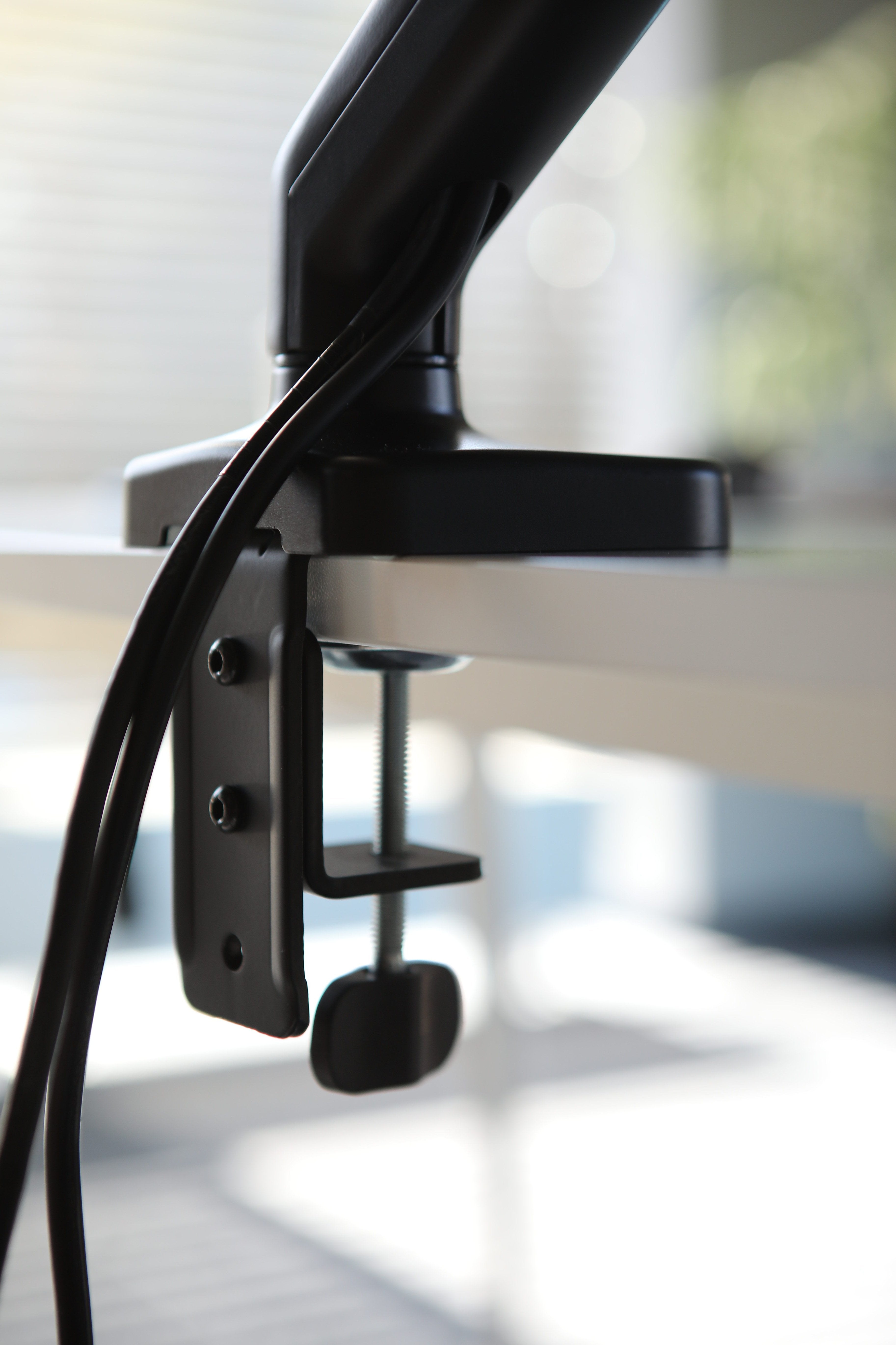 Savio Um-01 Soporte De Escritorio Para Monitor 17'' - 32'', 2 - 9 Kg, Resorte De Gas